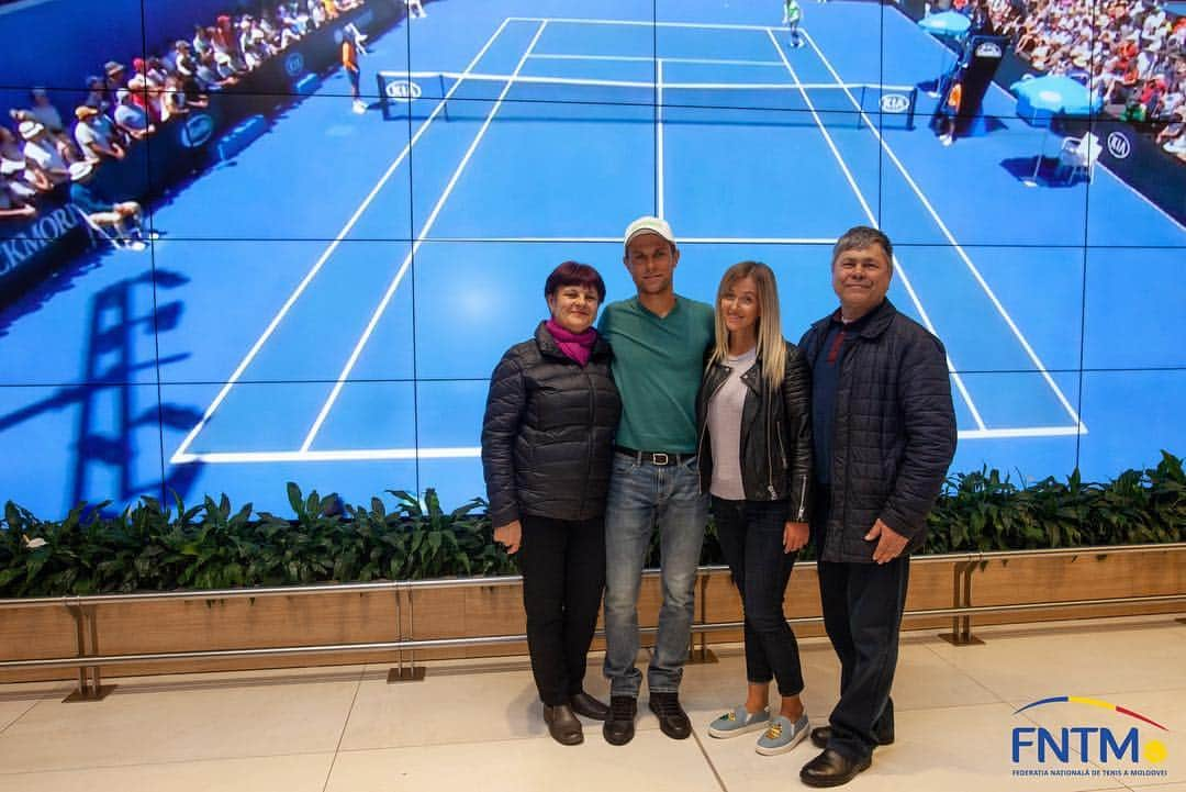 ラドゥ・アルボットさんのインスタグラム写真 - (ラドゥ・アルボットInstagram)「It feels so good to be back home  #thankful #tennis #fans #moldova #aeroportchisinau #biotehnos #fntm」3月28日 19時32分 - radu.albot11