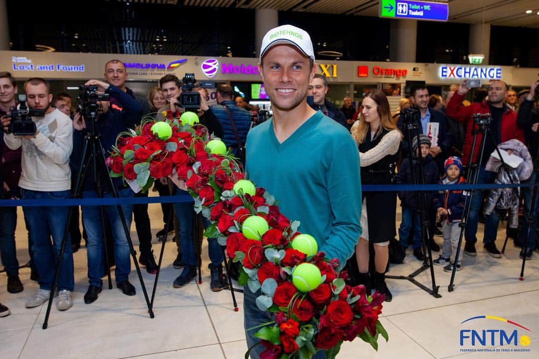 ラドゥ・アルボットさんのインスタグラム写真 - (ラドゥ・アルボットInstagram)「It feels so good to be back home  #thankful #tennis #fans #moldova #aeroportchisinau #biotehnos #fntm」3月28日 19時32分 - radu.albot11