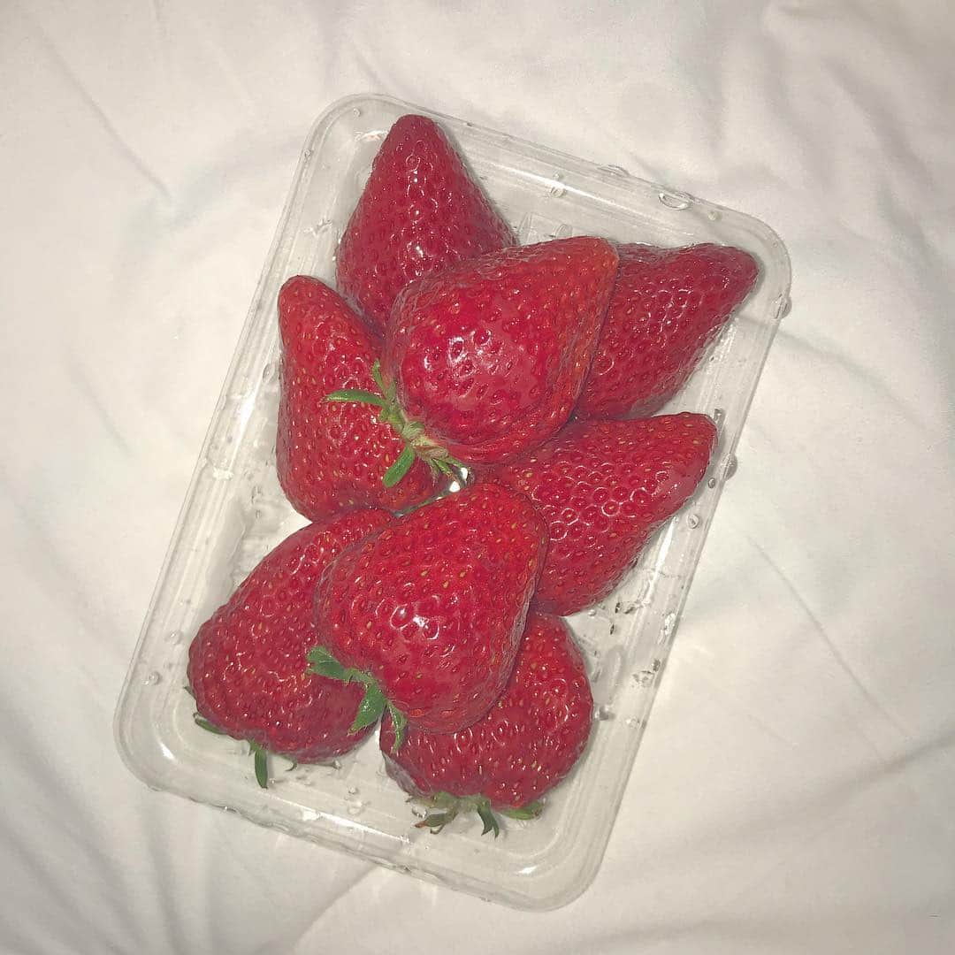 山田杏華のインスタグラム：「﻿ つかさちゃんにもらったいちご🍓﻿ ﻿ 美味しかった🥰﻿」
