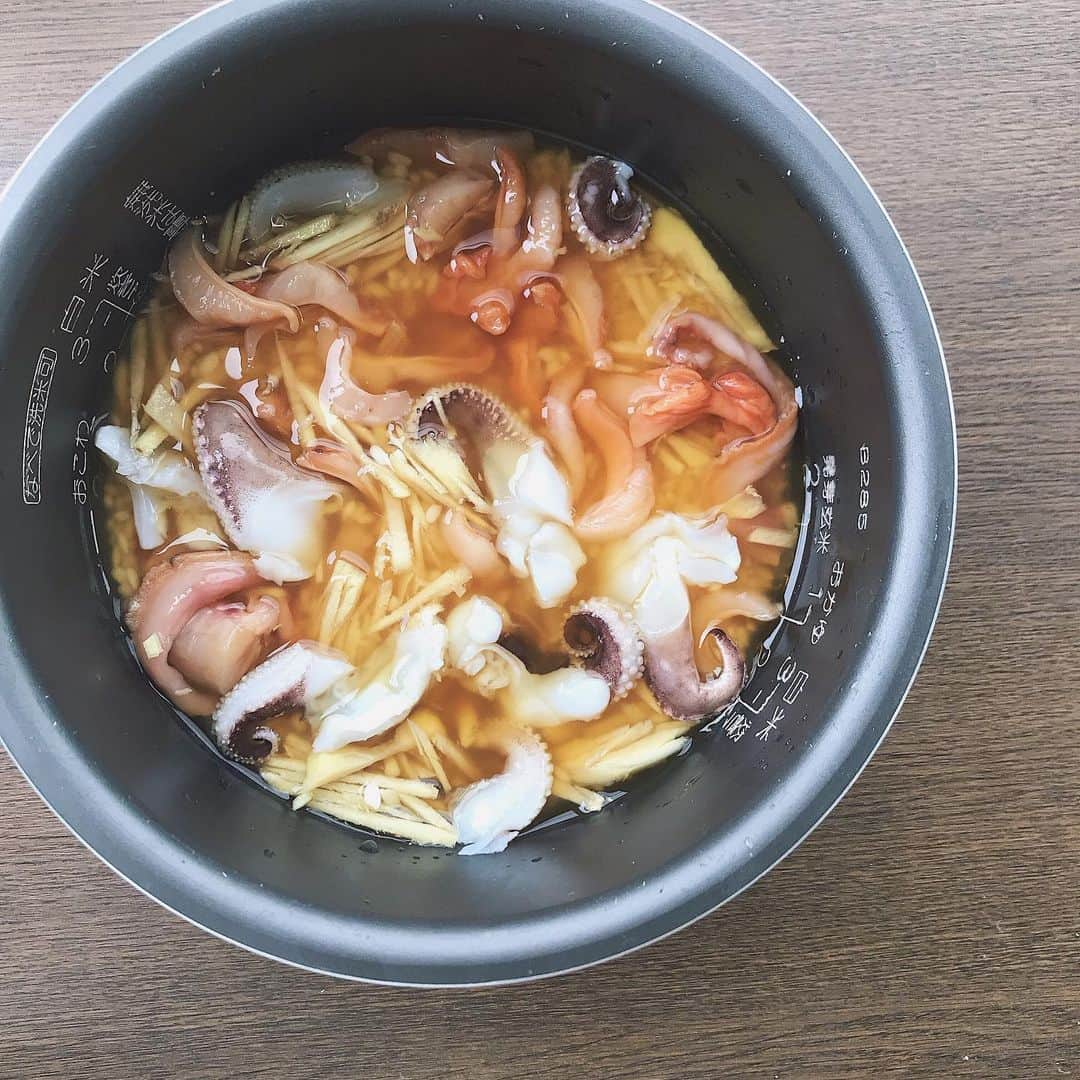 黒澤かなえさんのインスタグラム写真 - (黒澤かなえInstagram)「今日は普段あまり扱わない食材ばかり。  #イカと赤貝の炊き込みご飯  料理のバリエーションを広げるのに 食材持って帰ってきてくれるのは嬉しい！ それを調理して食べてもらって 感想もらうのも楽しみの１つ◎ 怖いもの知らずのチャレンジャー👊🏻👨🏻 ．  今晩は#ホタルイカのペペロンチーノと、小さく握った#イカと赤貝の炊き込みご飯を実食してもらうんだ。 深夜に#ダブル炭水化物  沢山出すくせに 「夜遅いしあんまり食べすぎないでね。」という私の矛盾。 食べなかったら食べなかったで少々落ち込むのもまた矛盾。 💫 ．  #今日のごはん#イカ#ホタルイカ#赤貝#シーフード#パスタ#炊き込みご飯」3月28日 19時39分 - k_kana