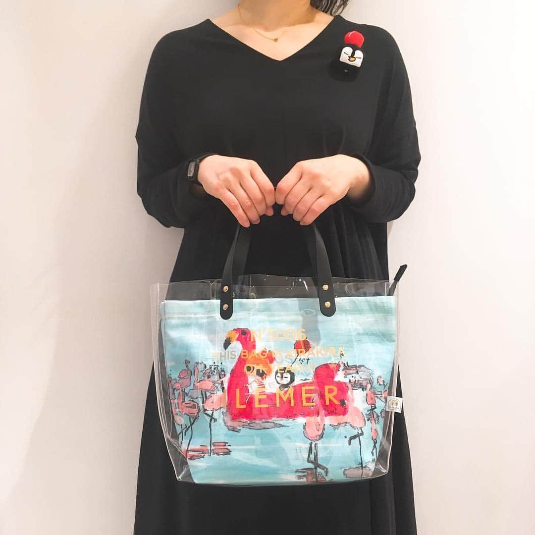 のインスタグラム：「★新作★ KIRAKIRA(キラキラ)店頭にて販売開始！ お待たせいたしました♪ ・ ・ ちょうど良いサイズ感のトートバッグ！！ 柄展開は5柄★ バッグ内側は 取り出してバッグinバッグとしても使用可能♡ ・ ・ ・ #イルメール#ilemer #イーマリーちゃん #キャラクター#ビニールバッグ #春コーデ#アタオランド  #スタジオアタオ#神戸 #フラミンゴ#KIRAKIRA ・ ・ 【KIRAKIRA/フラミンゴ ¥9,800+税】」
