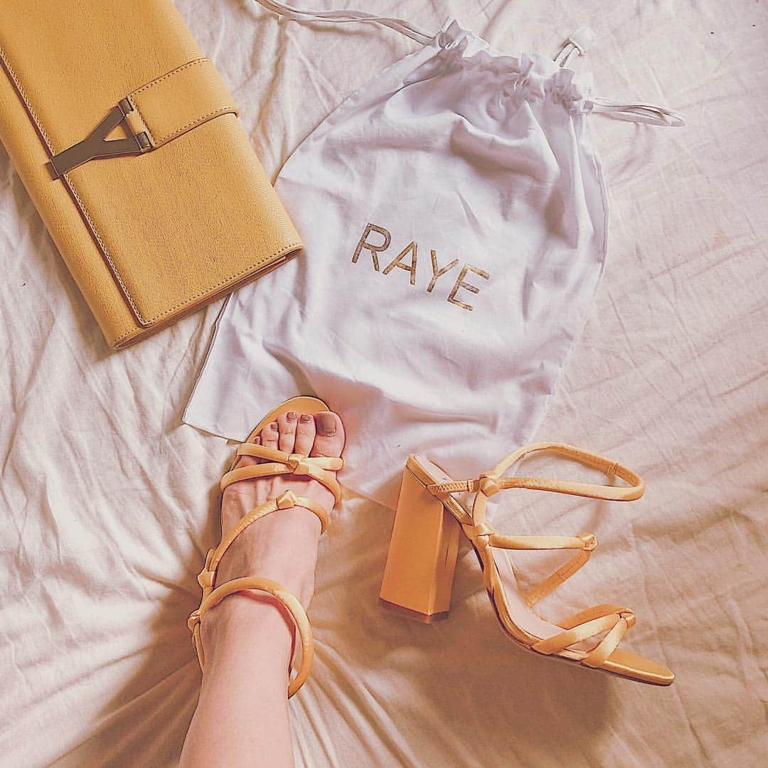 難波サキさんのインスタグラム写真 - (難波サキInstagram)「Ready for the spring 🌼  Mellow yellow... sandal @rayethelabel @revolve  #rayeallday #rayethelabel #RAYE#revolve ・ 最近 手に取る色 目につく色が黄色。 毎年は 春はピンクなのに… 今年の 一番は 黄色が気分らしい💛 #RAYE 靴のブランドで 一番好き！！ #リボルブクロージング #春が来た #春靴」3月28日 19時43分 - sakinanba