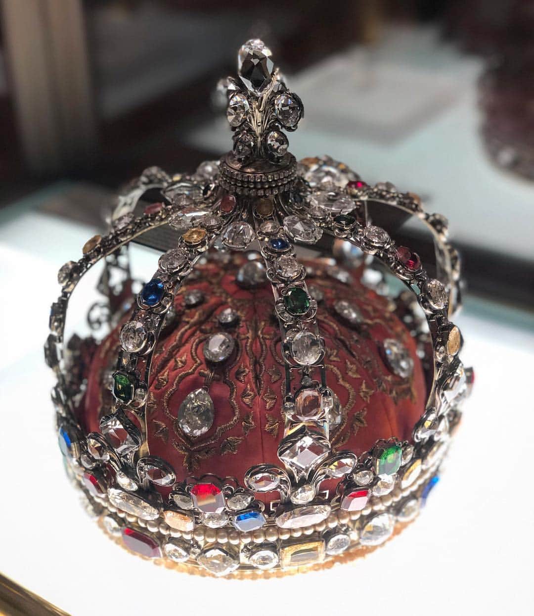 のインスタグラム：「. 🇫🇷La couronne personnelle de Louis XV, habituellement présentée dans la Galerie d’Apollon, est désormais visible aile Richelieu, en salle 504 !  _ 👑À l'occasion de leur sacre, les rois de France avaient pour coutume de se faire exécuter une couronne personnelle. Pour Louis XV, deux couronnes furent réalisées : une en or émaillé et l'autre, conservée au Louvre, en argent doré et ornée de pierreries. _ ✍️Dessinée par le joaillier Claude Rondé et exécutée sous la direction d’Augustin Duclos, joaillier du roi, la couronne du Louvre est composée d'une calotte de satin brodé et cerclée d'une structure métallique d'où partent des arceaux ajourés surmontés d'une fleur de lys. Le bandeau est ceint de deux files de perles et de pierres de couleur alternant avec des diamants. Le célèbre Régent, acheté quelques années avant le sacre, ornait la fleur de devant. Les huit diamants quadrangulaires qui constituent le sommet des fleurs appartiennent à la série des dix-huit Mazarins. En 1729, perles et pierres précieuses furent remplacées par des copies à la demande de Louis XV _______ 🌎The personal crown of Louis XV, usually presented in the Galerie d'Apollon, is now visible in room 504 in the Richelieu wing! _ 👑It was the custom of the kings of France to have their own personal crown made for their coronation. Louis XV commissioned two crowns: one in enameled gold and the other, now in the Louvre, in silver-gilt embellished with precious stones. _ ✍️Designed by the jeweler Rondé and executed under the supervision of the young Duflos, the crown consists of an embroidered satin cap encircled by a metal band; springing from this are openwork arches surmounted by a fleur-de-lys. The band was originally set with eight colored stones alternating with diamonds. At the base of the arches were five-diamond clusters forming fleurs-de-lys. The famous Regent diamond, purchased a few years before the coronation, adorned the flower at the front. In 1729, the pearls and precious stones were replaced by paste imitations at the command of Louis XV. _ 📷©️Musée du Louvre / Nicolas Bousser @insidethelouvre . . #Louvre #MuseeduLouvre #LouvreMuseum」