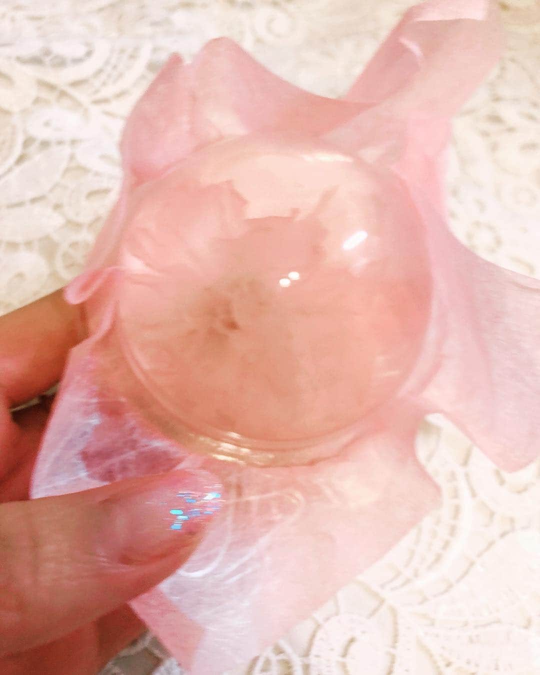 青木美香さんのインスタグラム写真 - (青木美香Instagram)「お家でお花見気分🌸✨﻿ ﻿ asagakeさんから、桜咲く さくらゼリーを頂きました😋﻿ @asagakecom﻿ ﻿ 発売から15年目のさくらゼリーの元祖、秋田榮太楼さんのものです🌸﻿ ﻿ ﻿ FOODEX JAPAN 2017「ご当地お菓子グランプリ」にて、「最高金賞」の他「ビジュアル」「味の評価」「購買欲」の合計4部門を受賞🏆✨﻿ ﻿ 国産桜花の塩漬けを咲いてるものだけを選別し、綺麗にゼリーの中に閉じ込められています✨﻿ すべて手作業だそうです😍﻿ ﻿ 味もとっても美味しかったですよ〜💖﻿ happyな気分になるスイーツです🌸💕﻿ ﻿ ﻿ #桜咲くさくらゼリー#asagakeで体験#お家でお花見#さくら#桜#スイーツ#秋田榮太楼」3月28日 19時45分 - aokimikaa