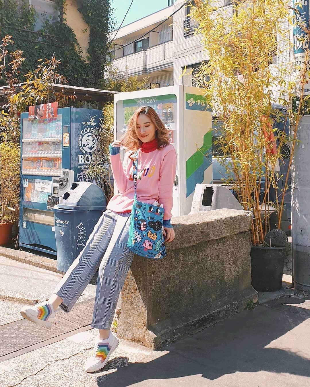 エリッサ・ヤマダのインスタグラム：「Colored up with @iwearup sweats and sneaks! 🌈💖🌞 #ellejessinjapan #ellejessintokyo」