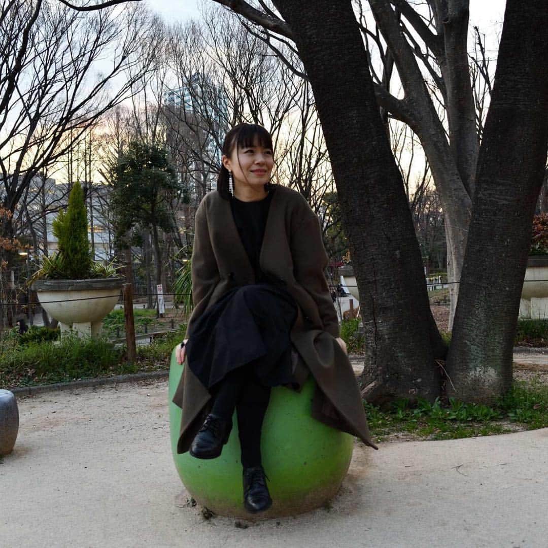 芳賀恵子さんのインスタグラム写真 - (芳賀恵子Instagram)「冬物のコートもそろそろ終わりかな。。 毎日好きな服を着よう。  #新宿西口公園 #新宿 #カーキ #tokyo #ボブ #Japanese #shinjuku #まだ肌寒い #そろそろ桜の季節」3月28日 19時46分 - aoi_star_angel