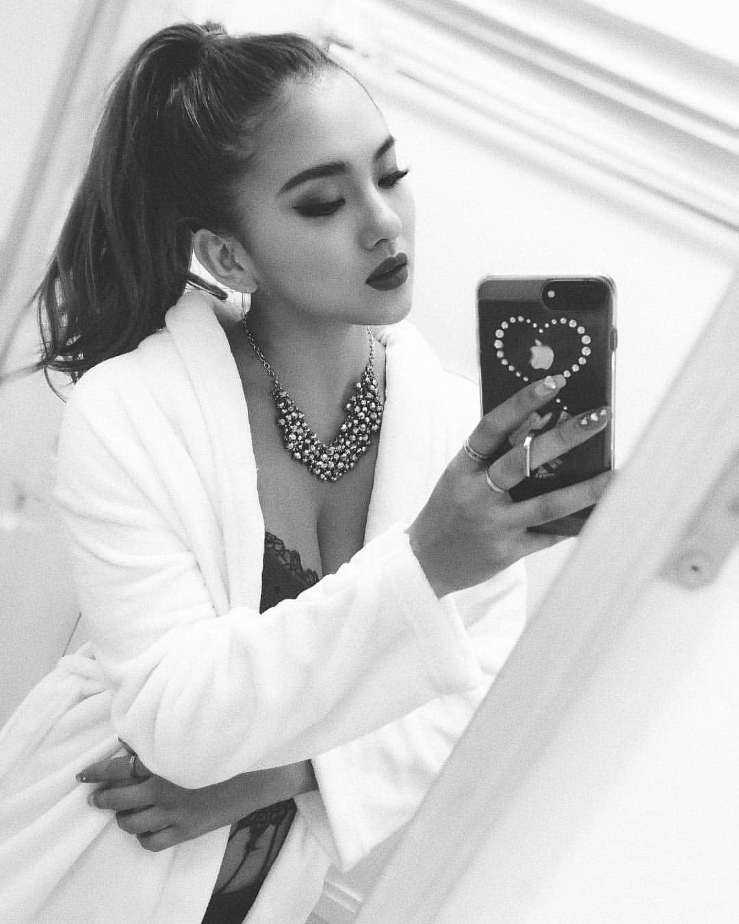 のインスタグラム：「新しい気持ちで🥀 ・ #桜が見たい ・ #selfie #mirrorselfie #makeup #feelings #lips #cjd_karen #shooting #japanesegirl #me #花見」
