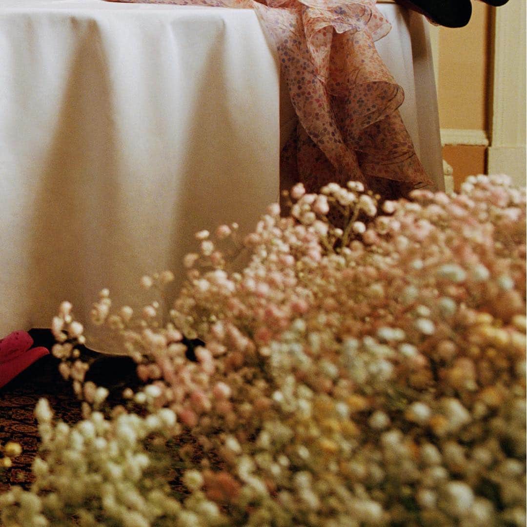 のインスタグラム：「#Sretsis cordially invites you to join "My Best Friend's Wedding" with the launch of Spring - Summer 2019 Campaign photographed by @michal_pudelka styled by @leithclark and starring @kaysmetsers Collection available in store and on Sretsis.com from 28 March onwards! #SretsisSS19 #SS19MyBestFriendsWedding」