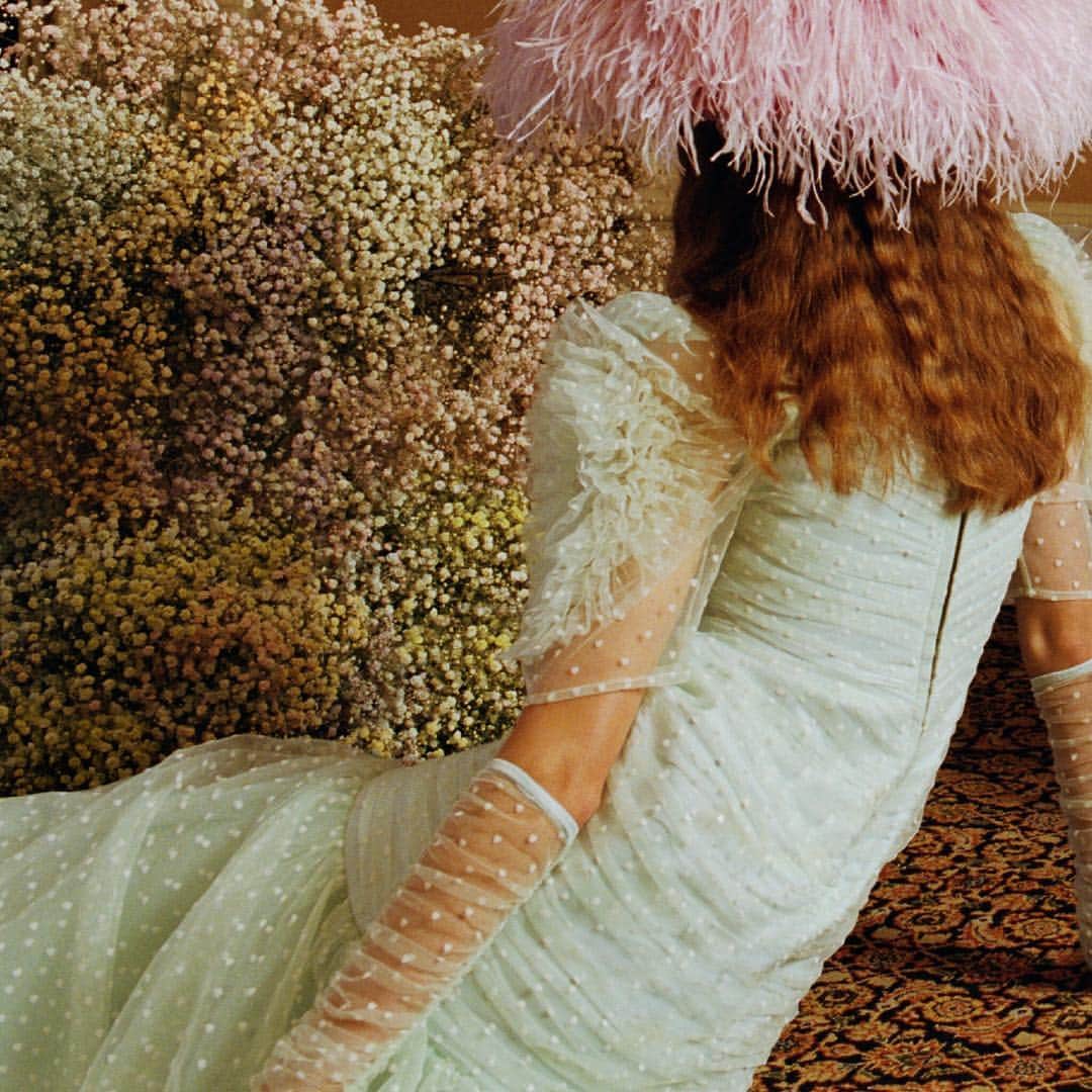 のインスタグラム：「#Sretsis cordially invites you to join "My Best Friend's Wedding" with the launch of Spring - Summer 2019 Campaign photographed by @michal_pudelka styled by @leithclark and starring @kaysmetsers Collection available in store and on Sretsis.com from 28 March onwards! #SretsisSS19 #SS19MyBestFriendsWedding」