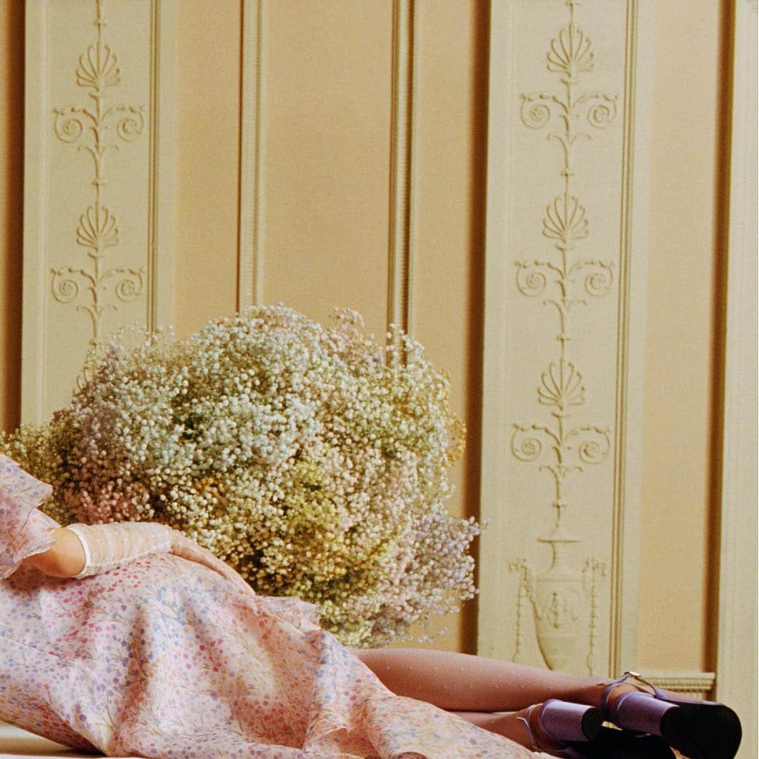 のインスタグラム：「#Sretsis cordially invites you to join "My Best Friend's Wedding" with the launch of Spring - Summer 2019 Campaign photographed by @michal_pudelka styled by @leithclark and starring @kaysmetsers Collection available in store and on Sretsis.com from 28 March onwards! #SretsisSS19 #SS19MyBestFriendsWedding」
