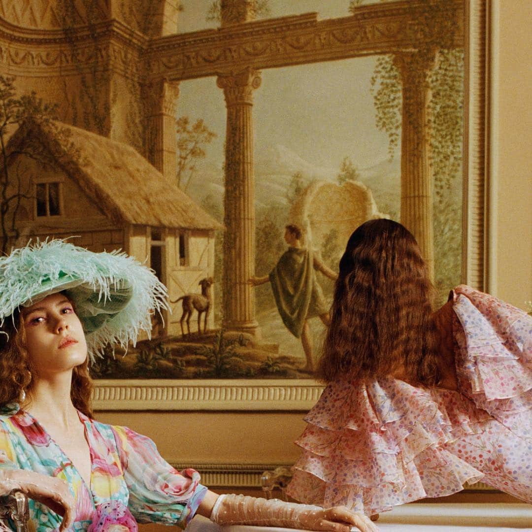 のインスタグラム：「#Sretsis cordially invites you to join "My Best Friend's Wedding" with the launch of Spring - Summer 2019 Campaign photographed by @michal_pudelka styled by @leithclark and starring @kaysmetsers Collection available in store and on Sretsis.com from 28 March onwards! #SretsisSS19 #SS19MyBestFriendsWedding Hair by @sebastienbascle Makeup by @janeen_witherspoon」