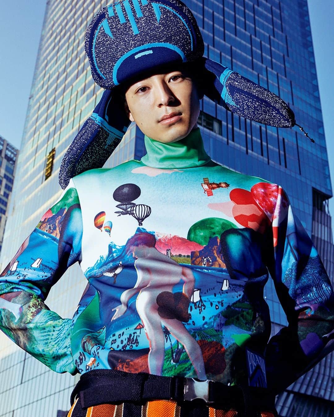 のインスタグラム：「変わりゆく東京の街にフィットする、サイケデリックで新感覚の着こなし。 @prada #prada  Photo: Yuhki Yamamoto @yamamot_y Styling: Nobuyuki Ida Hair&make-up: AMANO」