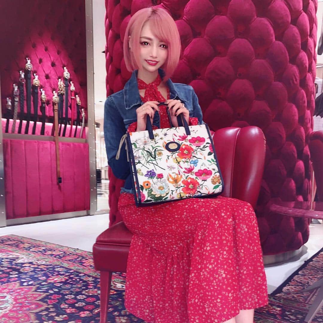 のインスタグラム：「GUCCI大好きすぎて……❣️ 各店舗の担当さんとそれぞれ会いたくて行ったり来たり😂😂😂www ． 今日は買うと心に決めていたフローラのトートバッグを購入🥰🌼 バッグによって柄が違うからじっくり選んで、赤のお花が多めのものにしたよ🌷 ． ちなみに担当さんたち、このインスタ見てくれてます😂💕w 写真も毎回上手に撮ってくれるよ😭❤️ いつもありがとうございます✨ ． #GUCCI #GUCCI大好き #gucciflora」