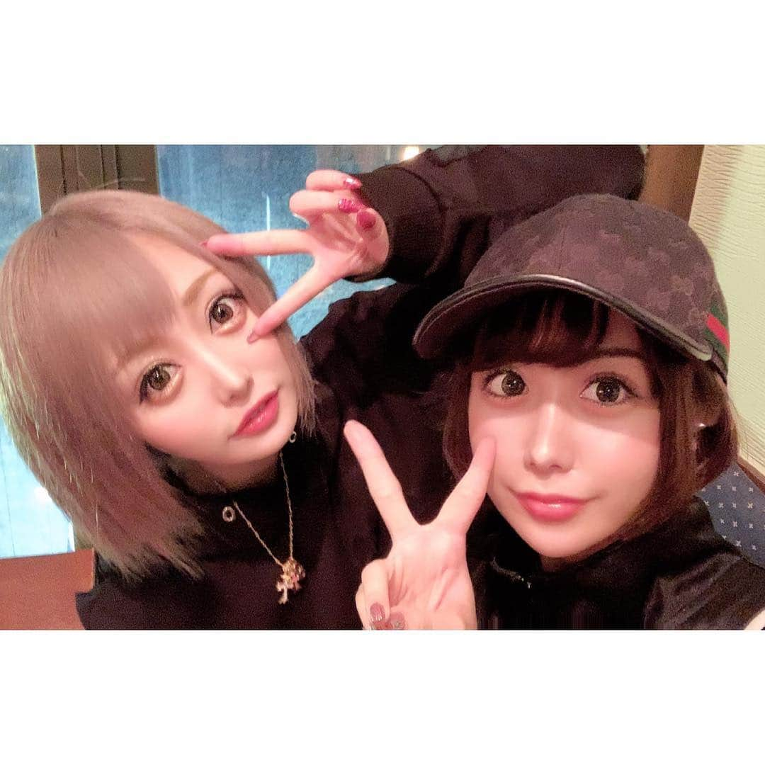 せリかまちょ（奥脇晴梨夏）さんのインスタグラム写真 - (せリかまちょ（奥脇晴梨夏）Instagram)「‪昨日まりぽよさん(同居人)(もう3年)(親友歴8年)と正月ぶりにご飯とカラオケ行ったよ(　'-'　)︎︎︎︎✌︎︎︎‬ ‪同じ家にいるのに家族化しすぎて🤯 あとまりな歌舞伎久々すぎて「キラキラ〜」って言いながらスキップしてた‬ . ‪あ、本日出勤です！！！！待ってます💙‬ ・ ・ #歌舞伎町 #歌舞伎町キャバ嬢 #キャバクラ #キャバ嬢 #キャバ #mona #モナ #本日 #出勤 #金髪ショート #金髪ボブ #親友 #同居人 #ボブ #ショートヘア #まりぽよ #いつもありがとう」3月28日 19時56分 - serikama_cho