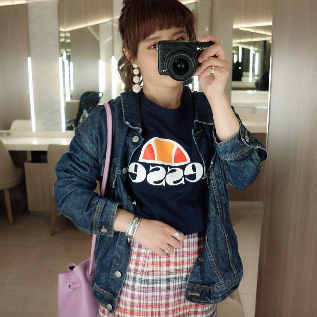 宮崎真梨子さんのインスタグラム写真 - (宮崎真梨子Instagram)「今日のお洋服♡【ellesse HERITAGE(@ellesseheritagejp )】のTシャツ着てみました♡懐かしいけど可愛い♡ロゴが大きくて存在感あります♡ ∵ コーデの詳細は、プロフィールのURLからチェックしてみてください♡ ∵ ∵ #エレッセヘリテージ #ellesseheritage #ロゴt  #きょこ #sscollectivejp #sslooksjp #shopstylejp #pr #ショップスタイル #thevirgnia #vasic #vasicnewyork #coordinate #ママコーデ #ママファッション #大人ファッション #30代コーデ #大人可愛い #ミヤマリ #vocest #vocemagazine #美容ブロガー #インフルエンサー #ヘアアレンジ #ママ #男の子ママ #mamagirl #おしゃれさんと繋がりたい #ootd_kob #ルーファ」3月28日 19時56分 - miyamari92