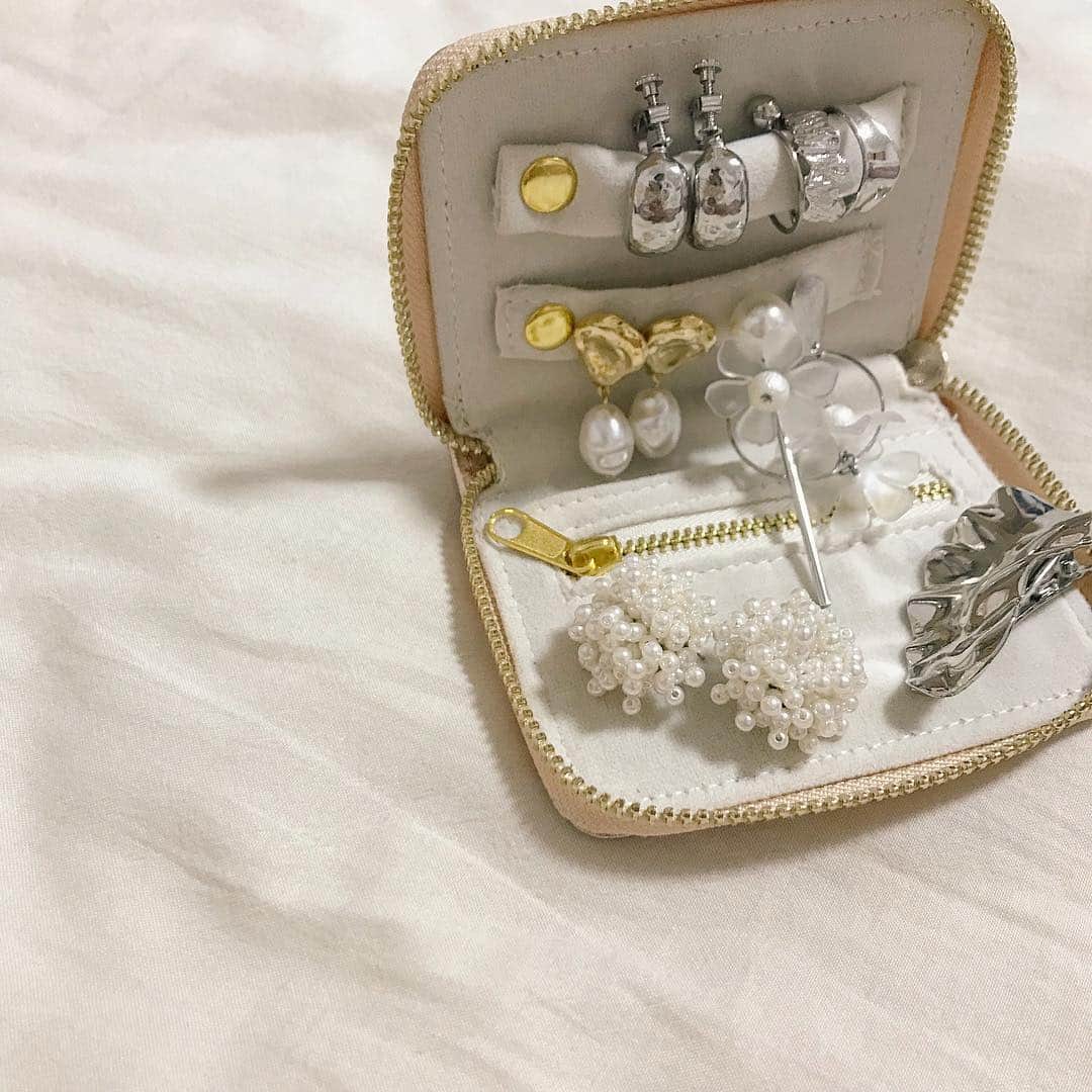mina hinokuchiのインスタグラム：「. いよいよ明日から3日間 横浜ルミネTHANKS 3DAYS開催🌸 日頃の感謝を込めて、各店で特別なイベント行われるみたいです♪♪ . チコでは、税込¥6,000以上で昨年のオープンイベントでも大好評だったジュエリーケースをプレゼントします♡ ピアスやヘアアクセ、リングを収納したり、 ミニ財布として使ったり、裁縫セット入れたりしても使えそう！✨ (今のリアルに使ってる中身↑↑) . この3日間限定なので、ぜひ遊びに来てください♡ 明日は3枚目の4人でお待ちしてます🐹🐹🐹 . #whoswhochico #salonbychico #フーズフーチコ #salonbychico_yokohama #mina_chicode #mery #rili_tokyo #sucle #isutapic #patra #petrel_jp #velle_jp #横浜 #横浜ルミネ」
