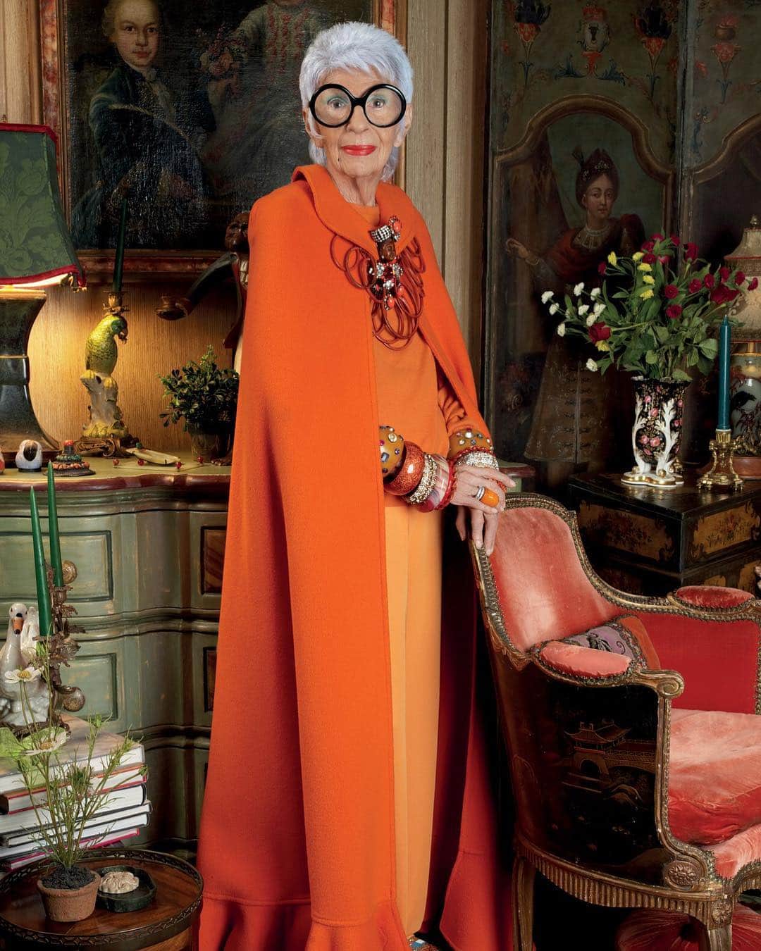 Vogue Italiaさんのインスタグラム写真 - (Vogue ItaliaInstagram)「More is more and less is a bore... ‘Iris Apfel: icona per caso. Riflessioni di una star della terza età’ is the upcoming @iris.apfel ‘s autobiography - a unique and lavishly illustrated collection of musings, anecdotes, and observations on all matters of life and style. ‘I never expected to write this book. I never expect anything. I just feel things in my gut and I do them. If something sounds exciting and interesting, I do it - and then I worry about it later. Doing new things takes a lot of energy and strength. It’s very tiring to make things happen, to learn how to master a skill, to push fears aside. Most people would rather just go with the flow; it’s much easier. But it’s not very interesting.’ #IrisApfel 🧡✨ Read the article about the release of the book by #GiorgiaGenocchio today on vogue.it」3月28日 19時58分 - vogueitalia