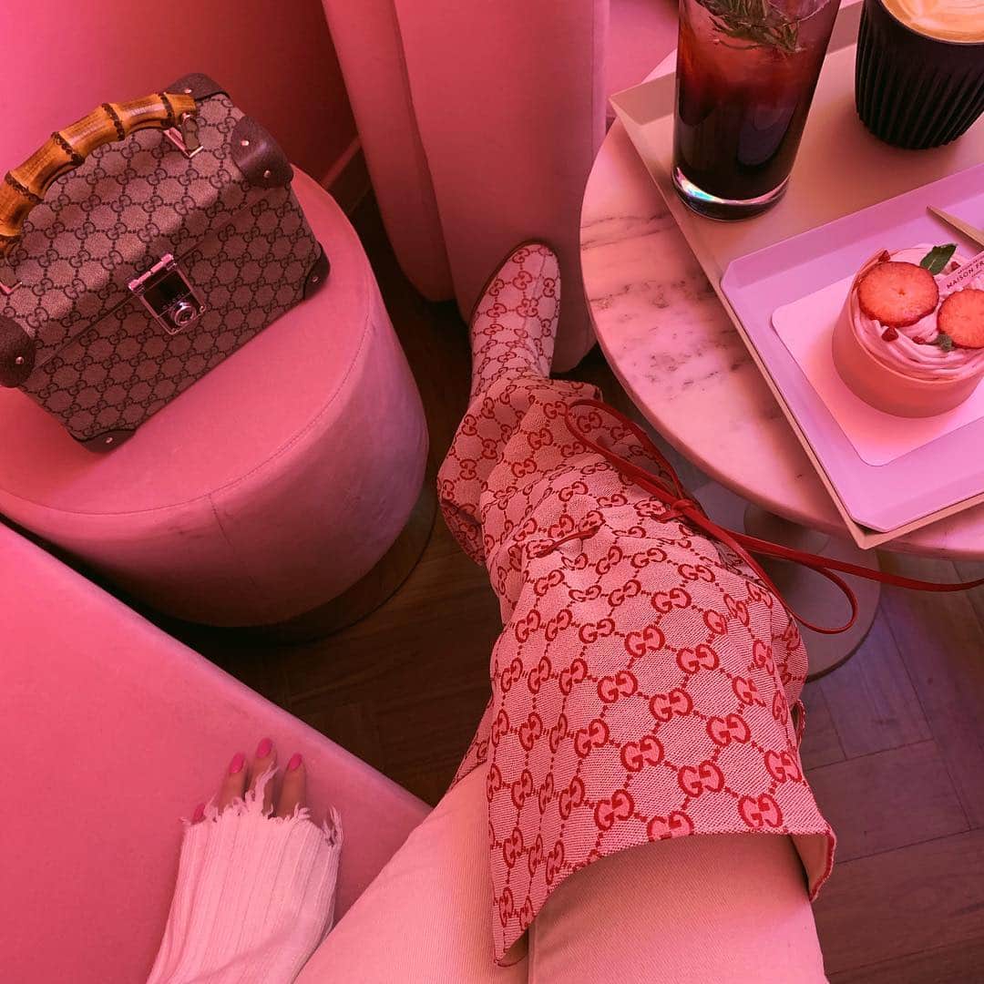 megbabyのインスタグラム：「GUCCI GANG🤨💖💕#meetingday 🧠」