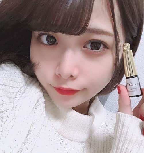 ナイトアイボーテ公式さんのインスタグラム写真 - (ナイトアイボーテ公式Instagram)「Repost from @kaho_smd  二重についてよく聞かれるので👀 もともと二重なんだけど、1枚目の上みたいに 二重が調子悪い時とか左右で幅が違う時があるから ナイトアイボーテ使ってるよ！  寝ている間に二重のクセ付けしてくれるからメイクに影響ないし もともとの線に二重が定着してくれたので 右目があともう少しだけどいい感じになってきた(^-^)♡ 美肌成分もたっぷり入っているから、荒れたりしないで、 皮膚が薄いまぶたにも安心して使えるところもお気に入り  アイプチは接着成分がほとんどだから肌への刺激が強すぎて、 炎症が起きちゃうことが多いってよく聞くけどナイトアイボーテは全然荒れないよ！  ストーリーハイライトやプロフィールTOPへ 公式HPのURLを貼り付けているのでみてみてね  @nighteyebeaute  #二重#ふたえ#一重から二重#二重メイク#夜用 #クセ付け液#ナイトアイボーテ#可愛いは作れる #二重整形#二重になった#二重幅#二重まぶた#二重術#ぱっちり二重 #平行二重#幅広二重#美容#メイク#コスメ#コスメ好きさんと繋がりたい#愛用コスメ」3月28日 20時09分 - nighteyebeaute