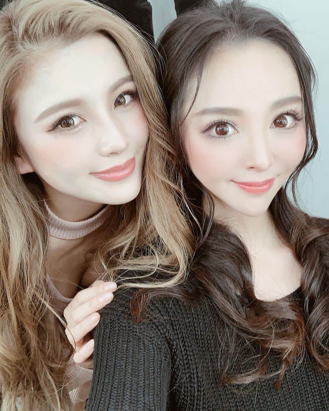 のインスタグラム：「撮影はサイバージャパンダンサーズのMIRINちゃん @cjd_mirin と一緒だったー﻿ ﻿ 一緒に撮影したのは2回目✌🏻﻿ ﻿﻿ MIRINちゃんは20歳！﻿ 歳の差！！w﻿ ﻿ すごく可愛いから写真一緒に撮りたいんだけど、﻿ 親子でもアリ？な歳の差だから並ぶのが恥ずかしいw﻿ ﻿ @colordressginza の撮影中はテレコだからあまり話せないんだけど、 帰りは2人共が次の予定の方向がたまたま一緒だったからMIRINちゃんと電車で話しながら帰ったよ❤︎﻿ ﻿ 可愛くてスタイル良くてしっかり者のMIRINちゃんと話せて楽しかった🙌🏻♥️﻿ ﻿ ﻿──────────────────────────﻿ #新作撮影 #新作 #新作ドレス #ドレス #ロングドレス #colordress #longdress #bcbgdress #bcbgmaxazria #サイバージャパンダンサーズ  #かわいい #cyberjapandancers #👗 #撮影 #新作 #shooting #dress #ワンピ #ワンピース #ドレスワンピ #instadaily #makeup #model #モデル #fashion  #巻き髪 #japanesegirl」