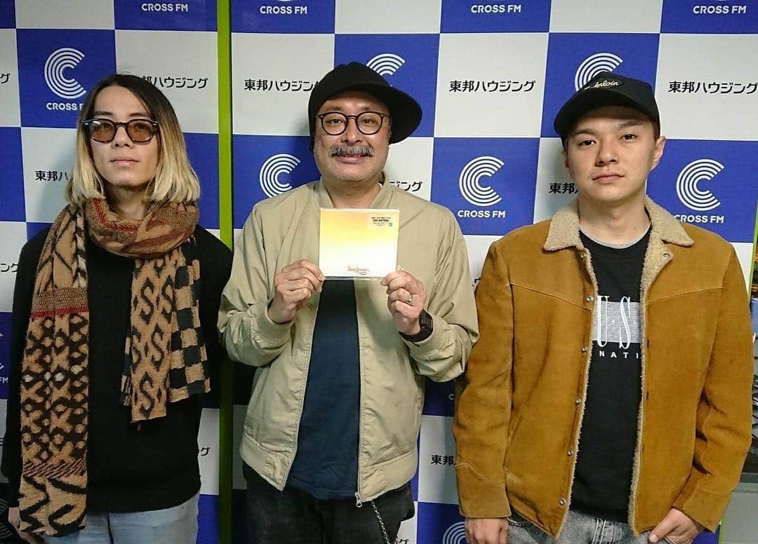 栗田善太郎のインスタグラム：「CROSS FM URBAN DUSKにお迎えした Suchmosから TAIKING(Gt)とKCEE(Dj) 横浜アリーナでご挨拶はさせて頂いていましたが、実質初インタビュー。 とても話しやすくて時間が足りない、、 今1番カッコいい方向にちゃんとメンバー全員で行ける素晴らしさ。 その為にメンバー全員がチャレンジをして完成させたという新作。  そしてビンテージ機材で録音された今回のアルバムTHE ANYMALは本当に音が良い！  ちゃんとスピーカーで空気を震わせて聴いて欲しいですね。  CROSS FM MUSIC AMPでも2人にインタビュー収録しました！ OAは4月6日来週土曜日です。生放送よりディープに聞いてます！ 是非！ #suchmos #crossfm」
