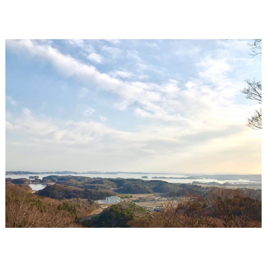 キタキマユさんのインスタグラム写真 - (キタキマユInstagram)「そして、松島へ。 本当に美しいところでした🌸✨ 石巻で出会ったおじさんに 「松島はね、富美山観音から眺める景色が最高なんだよ！」 と教えて頂き、富山観音と海側からも、松島を眺めてきました☺️ 海に浮かぶ小さな島々が、波を和らげる盾のようにも見え、町を静かに守ってくれているような気がしました🌸  行けて良かったです…✨ #松島  #富山観音  #富山観音堂  #美しかった  #ありがとうございます🙏  #maypeaceprevailonearth  #kitakimayu #キタキマユ」3月28日 20時12分 - kitakimayu_official
