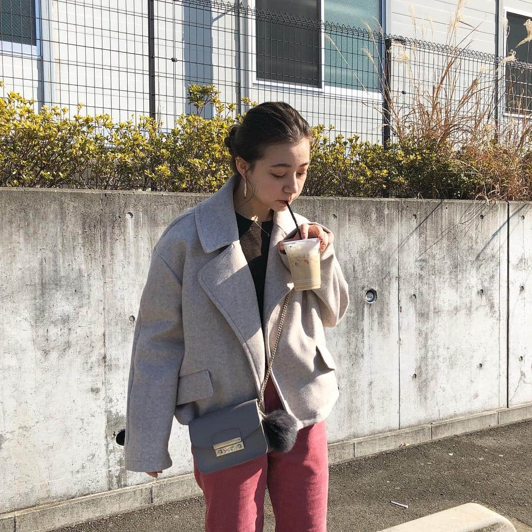 のインスタグラム：「* * お気に入りの洋服を着て気分あげれば 大抵のことは なんとかなる🧥👡🕶 （と思って頑張る . . #ootd #code #zara #iena #gu #frula」