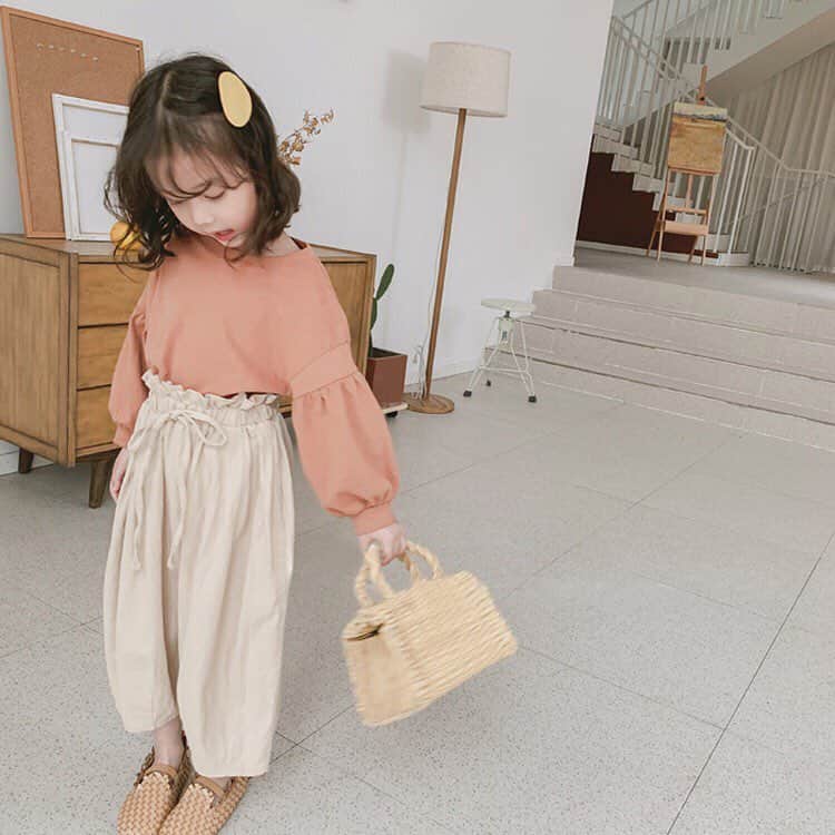 子供服のbig foRE:stさんのインスタグラム写真 - (子供服のbig foRE:stInstagram)「【春アイテム新作販売開始🌸】 . こんばんは🌛 お昼まで暖かかったけど、夕方からはなんだか寒かった店長です😅 やっぱり暑い季節の方が好きです。 . 暖かい季節を彩ってくれるかわいいアイテムが20時〜販売になってます✨ 今回はデザイン性が高いアイテムが多いので、着るだけでおしゃれ度アップすること間違いなし🤗 .  ぜひWEBショップで✔︎してみてください💐 . #子供服#韓国子供服#キッズコーデ #instkids#kidscode#import#インポート#キッズママ#OLPEMI#ベビフル#アイテム#お洒落さんとつながりたい#ママハグ#ninas#たまひよ#ベビモ#秋コーデ#おしゃれガール#男の子ママ #女の子ママ #男の子コーデ  #女の子コーデ#春アイテム」3月28日 20時16分 - olpemi_