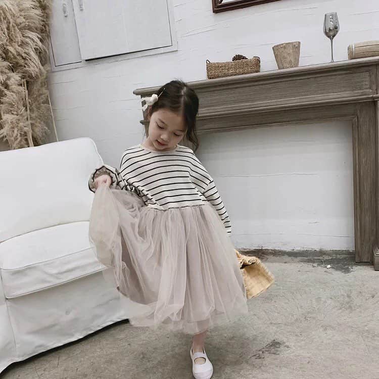 子供服のbig foRE:stさんのインスタグラム写真 - (子供服のbig foRE:stInstagram)「【春アイテム新作販売開始🌸】 . こんばんは🌛 お昼まで暖かかったけど、夕方からはなんだか寒かった店長です😅 やっぱり暑い季節の方が好きです。 . 暖かい季節を彩ってくれるかわいいアイテムが20時〜販売になってます✨ 今回はデザイン性が高いアイテムが多いので、着るだけでおしゃれ度アップすること間違いなし🤗 .  ぜひWEBショップで✔︎してみてください💐 . #子供服#韓国子供服#キッズコーデ #instkids#kidscode#import#インポート#キッズママ#OLPEMI#ベビフル#アイテム#お洒落さんとつながりたい#ママハグ#ninas#たまひよ#ベビモ#秋コーデ#おしゃれガール#男の子ママ #女の子ママ #男の子コーデ  #女の子コーデ#春アイテム」3月28日 20時16分 - olpemi_