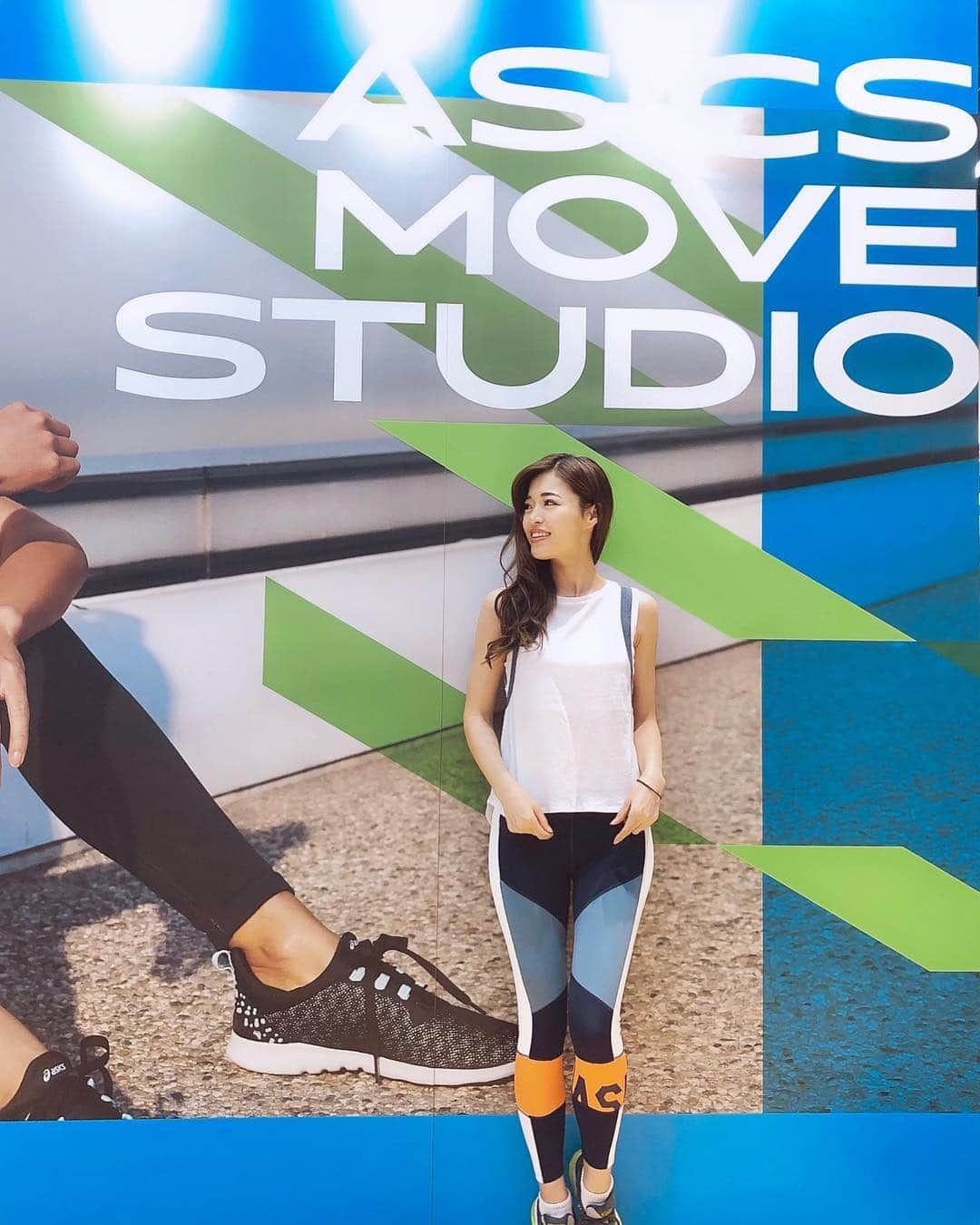 高橋としみさんのインスタグラム写真 - (高橋としみInstagram)「新しいジブンに出会える、 ASICS MOVE STUDIO。 ジブンのココロとカラダに向き合う 体験型スポーツコミュニティ。 . みなみちゃんと一足早く 体験してきました😊 . yoga・poppilates・2人一組で行うCoFit そして最後には3.5キロのラン🏃‍♀️ #遊びじゃない とはこういうことか😂 もうヘトヘトです（笑） でも終わってからのスッキリ感 たまりません👍 . おにぎりとフルーツの軽食もあって 頑張った後だから格別に美味しかった❤️ . 4月から月1で開催されそう！ アシックスのウェアもカッコイイ！ . #ASICS#アシックス#トレーニング#ヨガ#ピラティス#ランニング#夜ラン#筋トレ#トレーニングウェア #トレーニング女子#筋トレ女子#ランニング女子 #promotion」3月28日 20時16分 - toshimi_1002