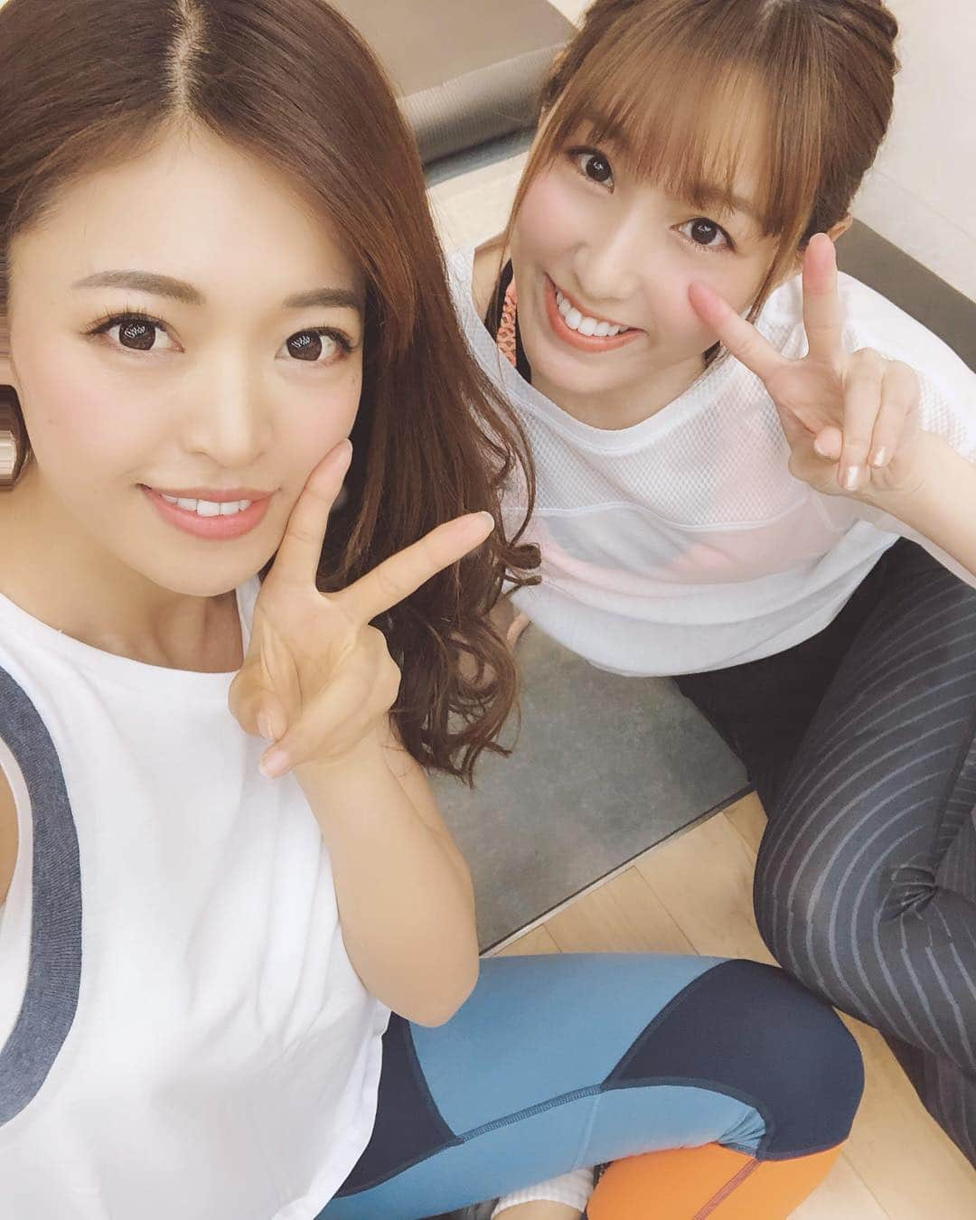 高橋としみさんのインスタグラム写真 - (高橋としみInstagram)「新しいジブンに出会える、 ASICS MOVE STUDIO。 ジブンのココロとカラダに向き合う 体験型スポーツコミュニティ。 . みなみちゃんと一足早く 体験してきました😊 . yoga・poppilates・2人一組で行うCoFit そして最後には3.5キロのラン🏃‍♀️ #遊びじゃない とはこういうことか😂 もうヘトヘトです（笑） でも終わってからのスッキリ感 たまりません👍 . おにぎりとフルーツの軽食もあって 頑張った後だから格別に美味しかった❤️ . 4月から月1で開催されそう！ アシックスのウェアもカッコイイ！ . #ASICS#アシックス#トレーニング#ヨガ#ピラティス#ランニング#夜ラン#筋トレ#トレーニングウェア #トレーニング女子#筋トレ女子#ランニング女子 #promotion」3月28日 20時16分 - toshimi_1002