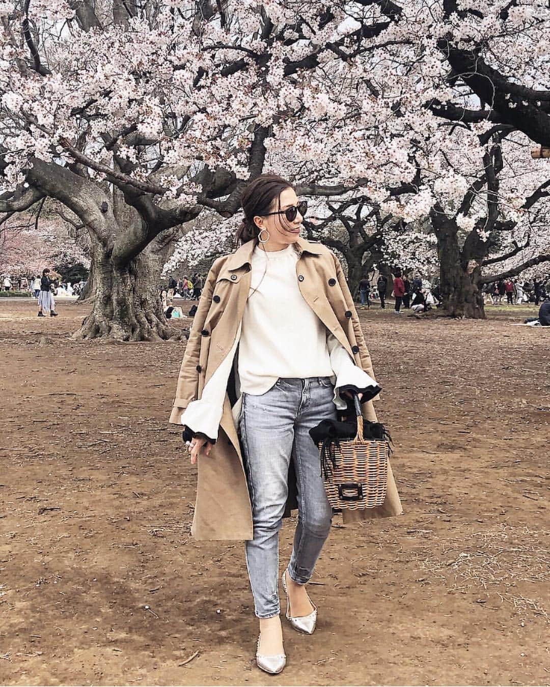 のインスタグラム：「#outfitoftheday  今日のコーデ全身。 ・ ・ 新宿御苑は、いろんな種類の桜があって 見所満載🌸🌸🌸 たまたま居合わせたおじさまから これから咲く八重桜も凄いとの情報を頂いたので、 八重桜の咲く頃にまた行ってみようと思います♪♪ ・ ・ coat：#hyke #ハイク blouse：#damefrank #ダムフランク denim：#upperhights #アッパーハイツ  bag：#ebagos #エバゴス shoes：#pellico #ペリーコ ・ ・ ・」