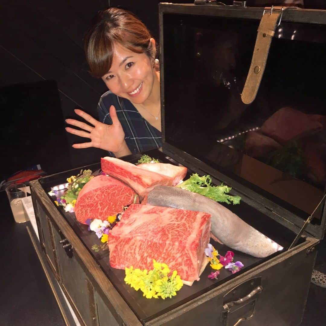 岩崎静羅さんのインスタグラム写真 - (岩崎静羅Instagram)「☺︎ お友達のお肉マイスター @meat_meister_tanabe_shintaro さんがプロデュースする TENへ行ってきましたー♡ ーーーーーーーーーーーーーーーーー 【西麻布 焼肉TEN（テン）】 地下に降りると隠し扉がお出迎え！ 入り口から帰るまで驚きと感動の連続でした^ ^ お肉の厚さ、焼き方をこだわり抜いて出来上がる舌の上で絡み合う官能的な味わいのタンに 融点12℃の但馬玄ユッケ 目の前で抽出するごま油になどなど ここでしか味わえない特別なメニューとスペシャリストの本気のこだわりは格別！別格！！！ パフォーマンスも抜群！！ 何気にトイレがオシャレすぎて細かな気配りにお店のレベルの高さが見て取れます^ ^ 焼肉屋さんってここまですごいんやってとにかく感動オンパレードでした♡ ーーーーーーーーーーーーーーーーー いやー、またステキなお店に出会えました！！ 大好きなみんなと最高なお肉に囲まれて 幸せなひとときでした^ ^ オープンおめでとうございます㊗️ また遊びいきます^ ^ * #西麻布 #新規オープン #TOKYO #紹介制 #焼肉 #お肉 #肉塊 #宝物 #155cm #フードアナリスト #どうもフードアナリストのせいらです  笑 #肉 #wagyu #japan #肉の玉手箱 やぁ #至極 #最高 でした♡」3月28日 20時20分 - seeeeiiiiraaaa