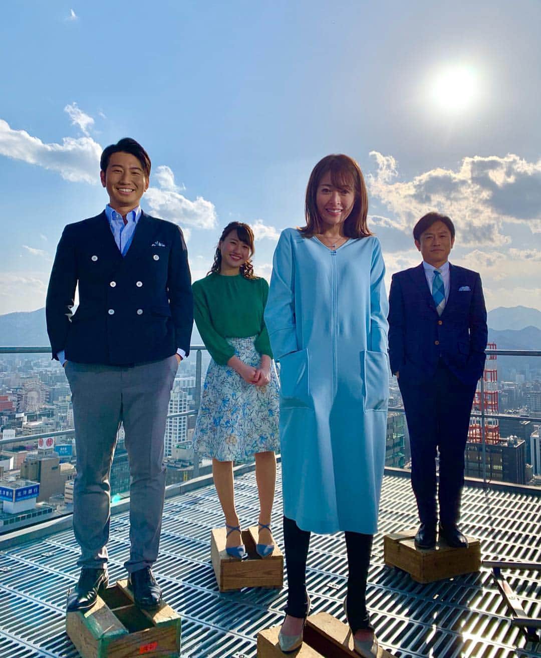 福田太郎のインスタグラム：「⠀ ☀️朝、お目にかかります🍚 ４月からイチモニ土曜日のMCを 務めることになりました！ １日のはじまりに、朝イチ番の とれたて情報をお届けします🌅  目指すは、イチモニ！の新しい旋風🍃 朝から清々しい気持ちになれる『そよ風』に ときに、背中を押す『追い風』になれるよう 爽やかに、熱く、真摯にがんばります🔥  思い返せば、報道のフィールドキャスターとして３年半。 事件事故災害のたび、全道各地を駆け回り どこよりも早く中継を結び、現地の声をお届けしました。  念願だったスポーツの現場では、１年半が経ち HTBの番組を楽しみにして下さっている 視聴者の方々と、沢山お会い出来ました🏟 今後も引き続き、ファイターズ戦など スポーツ中継で実況・リポーターを努めます⚾️ ５年間を振り返り、何より糧になったのは 皆さんからのお声を、直接聞けたことです。 本当にありがとうございました！  同じく新MCの福永裕梨アナと共に、春から、 より一層精進して参ります！宜しくお願いします🙋‍♂️🙋‍♀️ #HTB #イチモニ 土曜 新 #MC #福田太郎 #福永裕梨 #福福コンビ 平日は変わらず安心の先輩２人 #林和人 & #石沢綾子 #アナウンサー #箱 番宣撮影＠ #さっぽろ創世スクエア 屋上 強めの #ビル風  テーマは #朝イチ番いただきます！ #この番組はご覧のスポンサーの提供でお送りします。 ↑実はイチモニの提供読み、私の声でした。笑 そして #ファイターズ はあす開幕！@fighters_official #lovefighters 共に #驀進 して参りましょう！」