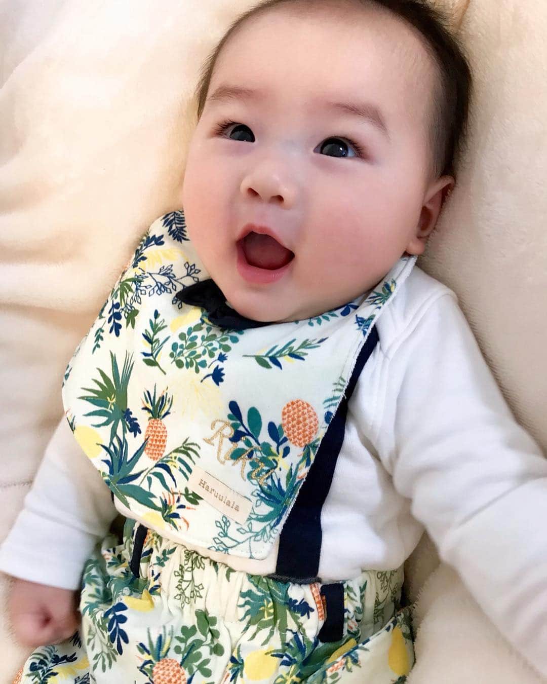 河内麻沙美さんのインスタグラム写真 - (河内麻沙美Instagram)「#babyfashion 👕 . . 5ヶ月のマンスリーフォトで着ていた洋服✨ オーガニックコットンを2枚重ねた接結ニットで安心安全な素材❤️ 生地からこだわり、一つ一つ丁寧に縫製したベビー服だよ🙌 そしてなにより、かわいい🥰 スタイは名前入り❣️ . 半袖も欲しい〜‼️‼️ ハワイにも持ってこ😍🙌💓 . @haruulala_japan  #haruulala#出産祝い#ベビー服#太陽の楽園#ハワイ#ファッション#男の子#RIKU」3月28日 20時22分 - masamikouchi