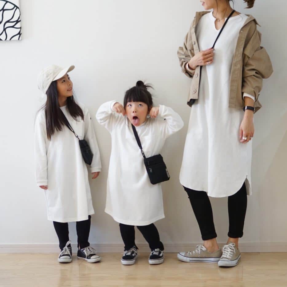 mocchiのインスタグラム：「2019.03.28 こんばんは🌝 こっちゃんどーした？ ・ ・ 今日は親戚のおうちへ遊びに行ってきました✨ ・ ・ あたしの母方の家系はみーんな女！ ・ ・ お母さんは姉妹 あたしのいとこもみんな女の子 その子供もみんな女の子w ・ そして、我が家の子供も姉妹。 ・ ・ 男の子は生まれないんでしょうかねw ・ ・ 3人目が100%男の子だったら産みたいんだけどなー😂 ・ ・ 男の子って真っ直ぐでなんか可愛いんだよね🥺💓 #なんの話 ・ ・ ・ 写真だと伝わりにくいんだけど、ブランシェスのワッフルワンピがドツボだった😍 ・ ストーリー載せたよーん👉 ・ ・ あと、こないだ言ってたリニューアルしたUNIQLOの黒スキニーこれです！ ・ 分かりずらいか🙄 ・ ・ 👩🏻 outer.... #azulbymoussy  tops.... #gu#ジーユー pants.... #UNIQLO shoes.... #CONVERSE ・ 👧🏻 tops.... #ブランシェス pants.... #branshes  bag.... @branshes  shoes.... #コンバース」