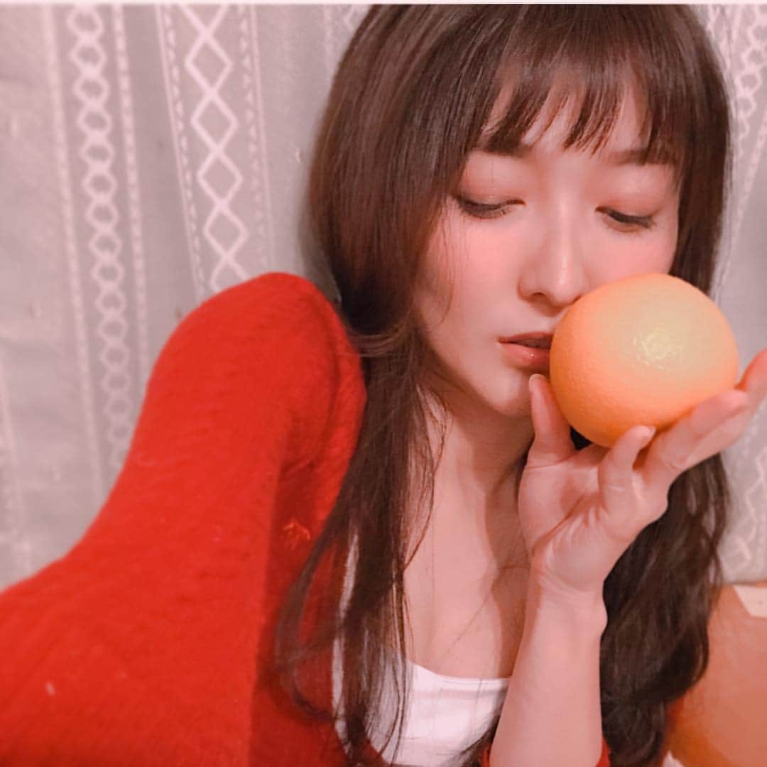 大澤有紗さんのインスタグラム写真 - (大澤有紗Instagram)「皮ごと食べたら苦かった🍊 でもいつもより色んな香りがした。 人間も、甘くて爽やかな薫りだけじゃなくて、苦くてすっぱくてザラザラしてる。 でも両方あるから、甘さも苦さも愛おしいと思う。 それを全て抱きしめてくれるようで、芝居も小説も、私はすごく好きです。 明日から大阪🐙 全てを愛しに行きます！ この作品を届けられることに不安は何もなくて、楽しみで仕方ないです！！ 同じ瞬間を、アカルスタジオで、一緒に過ごせるのを楽しみにしています！！ #大阪 #大阪公演 #舞台 #芝居 #俳優 #女優 #役者 #アカルスタジオ #名前を呼んでもう一度 #難波 #オレンジ #すいもあまいも #人間だ  皮食べたのは一口だけで、あとはちゃんと美味しく食べましたよ(ˊ•̤ω•̤ˋ)笑」3月28日 20時23分 - arisa_osawa_official