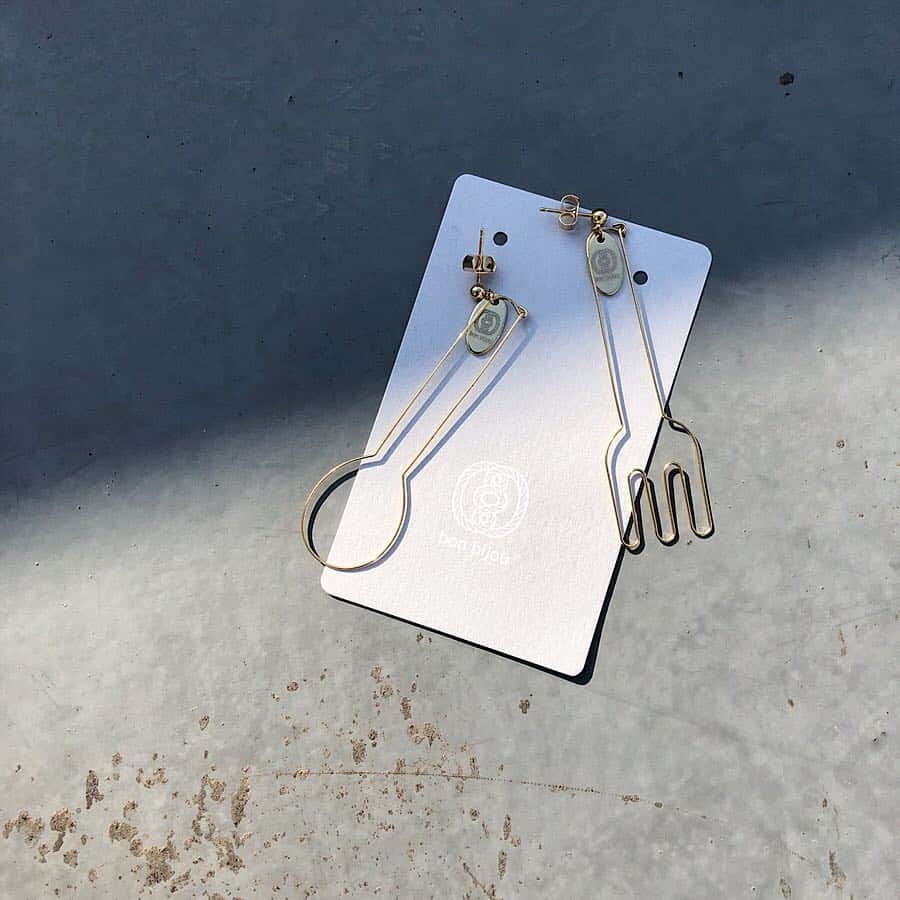 のインスタグラム：「⚪︎ ワイヤーでできた可愛い フォークとスプーンモチーフのピアス。 お久しぶりの再入荷です❣️ 大ぶりですが華奢なので可愛すぎない印象🥄 ・ プレゼントにも喜ばれそう✨💝 サイズ感は2枚目を参考に！ ・ ・ #カオリノモリ #kaorinomori #フォーク #スプーン #アクセサリー #ピアス #ワイヤーピアス #大ぶりアクセ #ワイヤーアクセサリー  #accessory #spoon #fork #pierce」