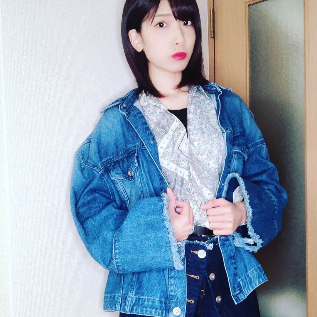 森川彩香のインスタグラム：「お昼頃は暖かかったけど、今の時間はやっぱり寒いね😭 #今日のコーデ #ジージャン #gジャン #おしゃれさんと繋がりたい #春服」