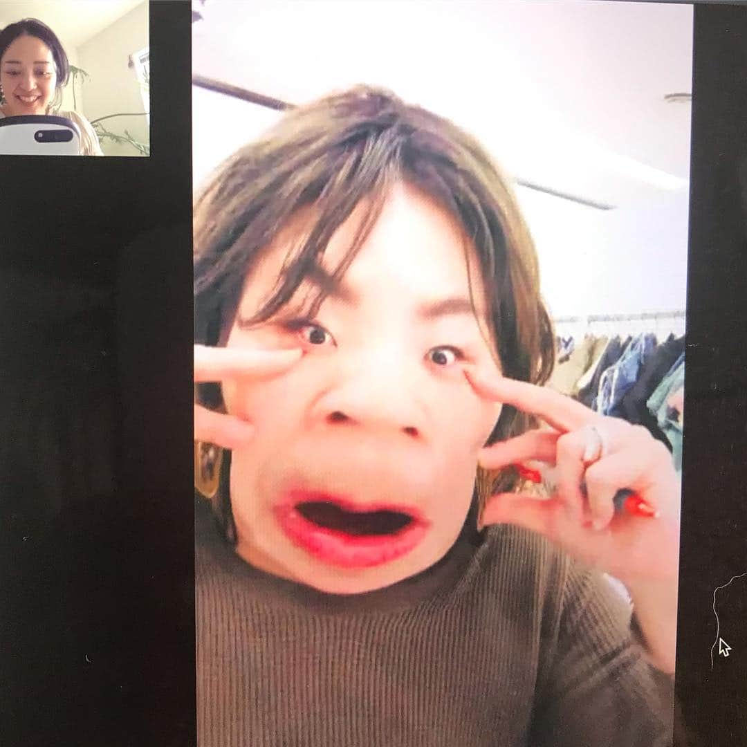 のインスタグラム：「引きこもりなわたしも、テレカンにて参加。📲 便利な世の中だ。  みんなの顔が心なし癒し系に変化していました。  良きミーティングでした。 家で参加させてもらってありがたいです。  #仕事です #地味に自宅安静中 #感謝 #いいもの出来そう #テレカン #ライン電話 #日本同士だと画像綺麗  #予期せずこうなった  #インスタ映え」