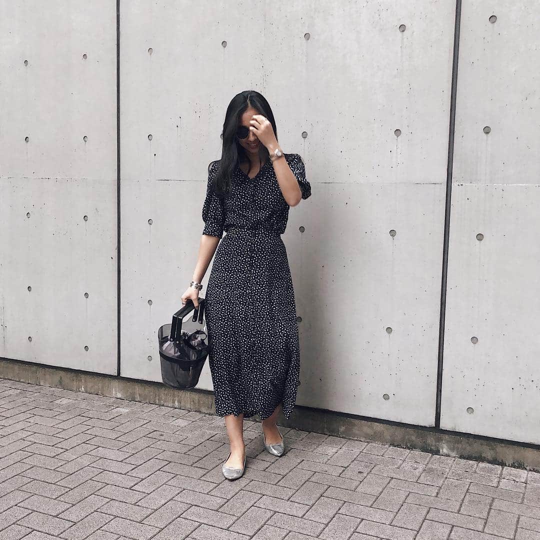 鈴木詩織さんのインスタグラム写真 - (鈴木詩織Instagram)「ドット柄に見えるけどドットじゃないよ😳 リーフプリントだよ🍃 . . . #sunglasses / @rayban  #setup / @titivatejp  #shoes / @mode_et_jacomo  #bag / @ludlow_official . . . . . #ootd#outfit#coordinate#modeejacomo#flat#ludlow #rayban#titivate#titivatestyle#セットアップ#ラドロー#フラットシューズ#モードエジャコモ#プチプラコーデ#大人カジュアル#ティティベイト#リーフプリントパフスリーブブラウス#リーフプリントフレアロングスカート」3月28日 20時31分 - shiorin0802suzuki
