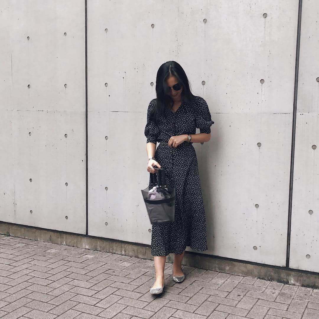 のインスタグラム：「ドット柄に見えるけどドットじゃないよ😳 リーフプリントだよ🍃 . . . #sunglasses / @rayban  #setup / @titivatejp  #shoes / @mode_et_jacomo  #bag / @ludlow_official . . . . . #ootd#outfit#coordinate#modeejacomo#flat#ludlow #rayban#titivate#titivatestyle#セットアップ#ラドロー#フラットシューズ#モードエジャコモ#プチプラコーデ#大人カジュアル#ティティベイト#リーフプリントパフスリーブブラウス#リーフプリントフレアロングスカート」