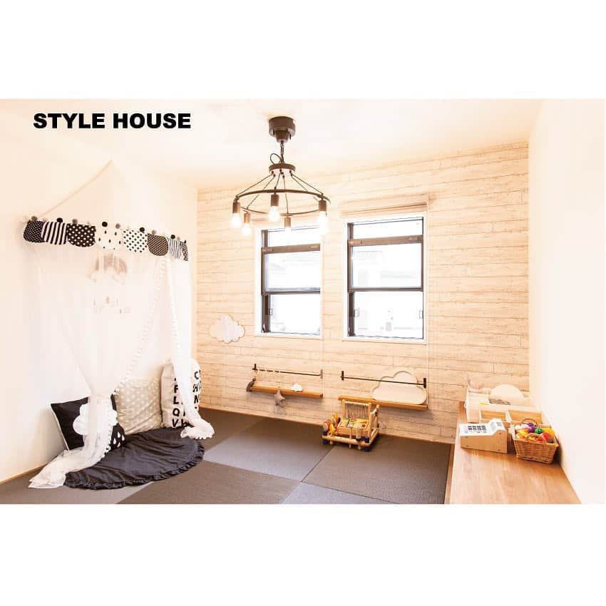 STYLE HOUSE 谷上工務店さんのインスタグラム写真 - (STYLE HOUSE 谷上工務店Instagram)「「造作カウンターに、造作マガジンラックのある、ほっこり畳スペース。おままごとしたり、お勉強したり。お子様の年齢に合わせて、使い方は∞です。」 お施主様邸の施工写真です。その他の施工写真は、 @stylehouse_taniue  のURLからご覧いただけます。 . ぜひチェックしてみてくださいね♪ . . #stylehouse  #谷上工務店 #allagi #diy #アレジ #スタイルハウス #ナチュラルインテリア #インテリア大好き #夢のマイホーム #わが家に恋する #ライフスタイル #結婚 #新婚生活 #カフェ好き #カフェ風インテリア #大阪 #キッチンカウンター #大阪で家を建てる #大阪の注文住宅 #大阪建築 #スーモ #注文住宅 #大阪の家 #大阪注文住宅 #戸建て住宅 #戸建て注文住宅 #畳コーナー」3月28日 20時32分 - stylehouse_taniue