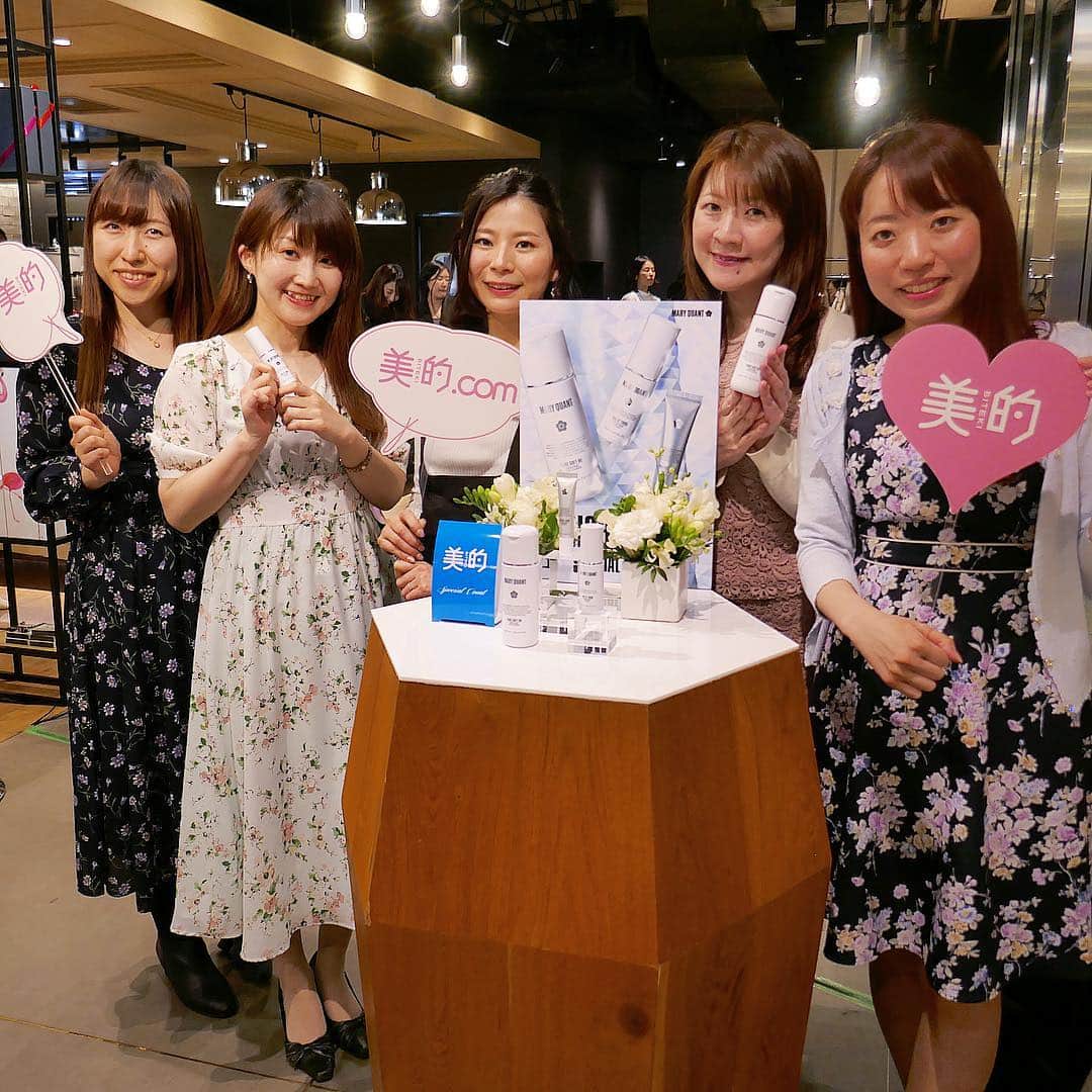 美的 Biteki's official Instagram! さんのインスタグラム写真 - (美的 Biteki's official Instagram! Instagram)「「美的Café with MARY QUANT」、続いては商品セミナー！これからの季節に注目のマリークヮントの新スキンケアアイテムをご紹介。 ★ マリークヮントでは、 “シミをつくらせない予防美白”を叶えるデイリーケアと、“すでにできてしまったシミをケアする集中美白”を叶えるスペシャルケアの2つの美白アプローチで、効率的にケアをします。 中でも注目なのが、この春登場したスペシャルケア3アイテム！ ＼ラインアップはこちら／ ◆角質ケア洗顔料「ピュア ソフト ミー[医薬部外品]」。 ごわつきがちな肌表面を整えることが、透明肌への第一歩！「ピュア ソフト ミー」は、メラニンを含む古い角質を取り除き、柔らかな透明肌へと導きます。会場では、クリーミーでもこもこの泡を実際に体験！パウダータイプの洗顔料は、容器を傾けるだけで一回分を取り出せるので、衛生的＆便利に使えるのも魅力的です🎵 ◆美白美容液「シー イット スルー[医薬部外品]」。 紫外線やストレスなどが原因でターンオーバーが乱れた肌に溜まってしまう“溜留メラニン”に着目した美白美容液です。頑固なくすみの元の滞留メラニンの排出を促す“キウイエキス”を配合。さらに、“ビタミンC誘導体”や“トラネキサム酸”も配合しているので、顔全体をトーンアップしたい人にもおすすめです。 ◆気になるシミにポイントアプローチする部分用美容液「プレイズ トゥルー[医薬部外品]」。 メラニンを分解させる効果のあるエキスが、メラニンが密集してシミが濃く見える部分にも働きかけます。シミができにくい肌環境へ整えてくれたり、クリーム状のテクスチャーで肌にしっかりと留まったりと、おすすめポイントがたくさん！ 商品の詳細をはじめ、その他のイベントの様子は後日美的.comにて紹介します。お楽しみに！  #MARYQUANT#MQ美白#美的カフェ#美的#miCafeto#bitekicom#美白#スキンケア#美白ケア#美肌#有村実樹 @maryquant_official」3月28日 20時36分 - bitekicom