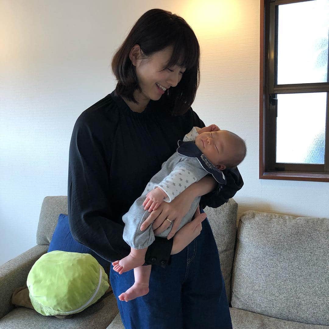 のインスタグラム：「来週4/1(月)から﻿ 新しいコーナーを担当させて頂くことになりました😆！﻿ ﻿ BSNラジオゴゴイチ14時台のはじめに﻿ 子育て情報をお届けします👶✨💕﻿ ﻿ 毎週の生放送なんて久しぶりなのでドキドキ。﻿ メディアシップは公開スタジオなので﻿ ぜひ遊びに来てください😊﻿ ﻿ 子育てのお悩みなどなど﻿ メッセージもお待ちしています💌﻿ bsnラジオゴゴイチ番組ページから！﻿ ﻿ ﻿ 最近の息子はといいますと、﻿ だんだんとニヤリとする率が増えてきました😆﻿ いわゆる生理的微笑というものから社会的微笑に変わってくる時期なのでしょうかね〜✨﻿ 笑ってくれるとやっぱり嬉しいです💓﻿ ﻿ 出産祝いで頂いたスタイをつけたら﻿ ピエロみたいで萌えです🤣﻿ ﻿ #ラジオ新コーナー﻿ #子育て情報﻿ #bsnラジオゴゴイチ﻿ #メディアシップから生放送﻿ #新米母﻿」