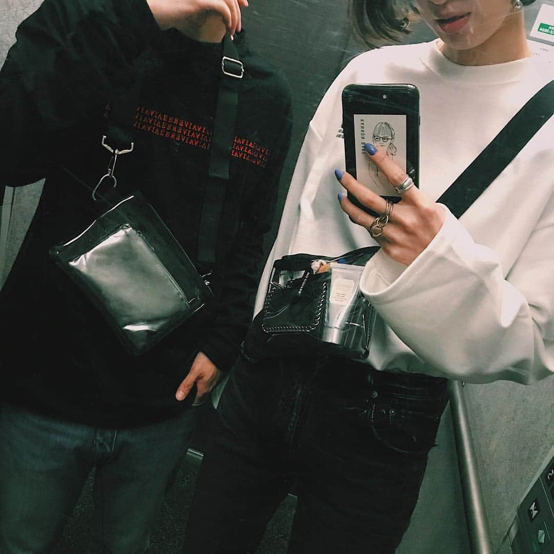 maai0528さんのインスタグラム写真 - (maai0528Instagram)「〻 オマツとパシャリ🐒 こないだ家出た後に 気付いたんだけど サコッシュがオソロだったーw ． 見た瞬間笑ったよ😂 ． そのクリアサコッシュBAGが ZOZOTOWN店限定 タイムセール 4,309円 → 2,138円 期間:3月28日(木)13:00 〜 4月2日(火)10:59 ． ． #fashion #selfie  #code  #ショップにこにこ_zozotown」3月28日 20時42分 - maai0528