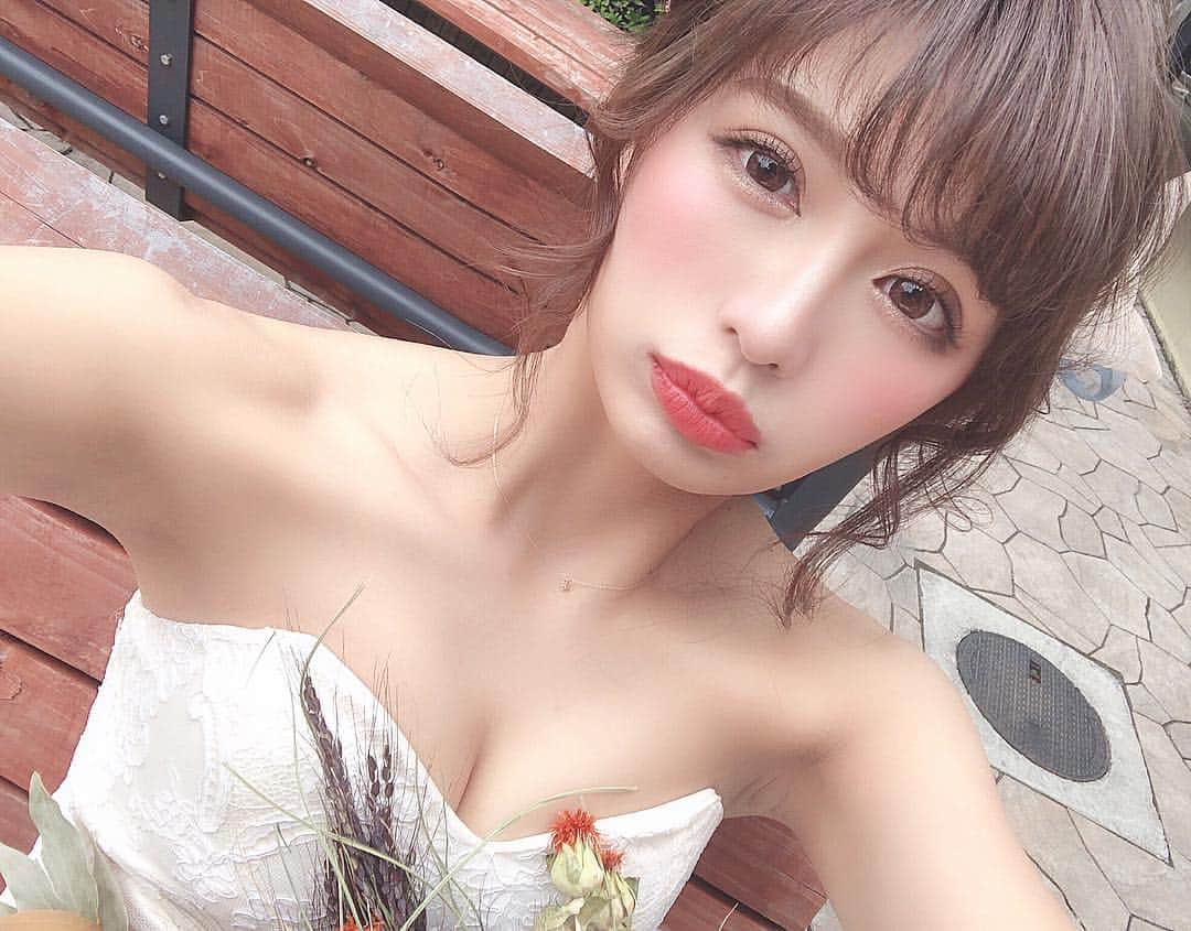 伊藤実祐さんのインスタグラム写真 - (伊藤実祐Instagram)「. . 今まで下書きしておいてたポスト達がぜんぶ消えた🥶 . UPしたいポストが何やったか忘れた🤦🏻‍♂️💔 . ぜーんぶ、1からやり直し☝🏻✨ . . にしても、お花見楽しみやなぁ〜🤤🌸🍡 . . 4/1 の #ドリームサロン も フォロワーの皆様に会えるんがごっつ楽しみ💓 . ご来店下さる皆さま、よろしくお願いします🥰 . . ※ 4/1ドリームサロンは 既に申し込み締め切っております . . #ウェディングドレス #ウェディング #ウェディングヘア #プレ花嫁 #ヘアアレンジ #編みおろし #お花見 #花見 #桜 #春 #出会いと別れの季節 #伊藤実祐 #いとうみゆ #みゆちゃい . . 4/29 の サロフェスの第2弾申し込みも 本日で終了〜〜〜 \(◡̈)/🌈✨🧡 . . 人数調整して第3弾申し込みもすぐ始めるから 希望の方はDMくださいませ🙆‍♂️💓💜 .」3月28日 20時52分 - miyu.61