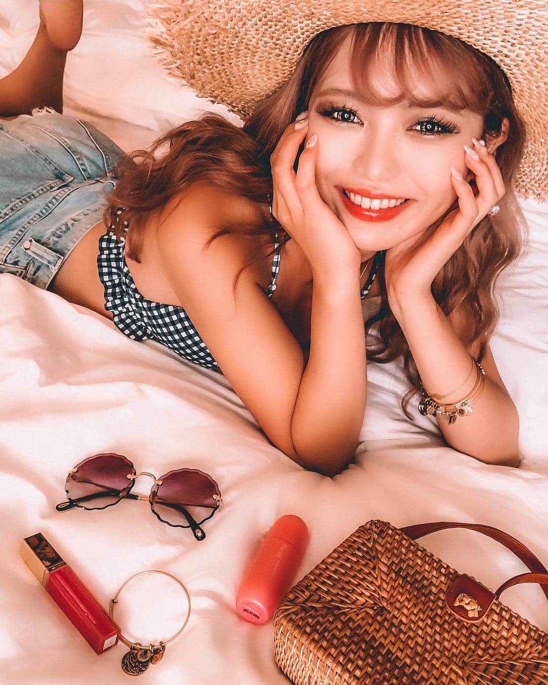 のインスタグラム：「ㅤㅤㅤㅤㅤㅤㅤㅤㅤㅤㅤㅤㅤ Okinawa🌺 ㅤㅤㅤㅤㅤㅤㅤㅤㅤㅤㅤㅤㅤ よーし！いまからビーチへ！ 準備完了ってかんじ♡(笑) ㅤㅤㅤㅤㅤㅤㅤㅤㅤㅤㅤㅤㅤ 新しいビキニも着てるんるん♬ ㅤㅤㅤㅤㅤㅤㅤㅤㅤㅤㅤㅤㅤ ㅤㅤㅤㅤㅤㅤㅤㅤㅤㅤㅤㅤㅤ このピンクのは花王さまから いただいたビオレの 薬用デオドラントZロールオン💓 めちゃくちゃ優秀で感動！ ㅤㅤㅤㅤㅤㅤㅤㅤㅤㅤㅤㅤㅤ さっと塗るだけの ロールオンタイプ便利で良い♡ 液もしっかり出てくれるし せっけんの香りもいい香り🛁 ㅤㅤㅤㅤㅤㅤㅤㅤㅤㅤㅤㅤㅤ 汗は完全には止められないから 〝乾かす〟独自の発想なんだって☆ ㅤㅤㅤㅤㅤㅤㅤㅤㅤㅤㅤㅤㅤ コンパクトだから持ち運びも しやすくて最近のお出かけのときの マストアイテム！ 👜 ㅤㅤㅤㅤㅤㅤㅤㅤㅤㅤㅤㅤㅤ ㅤㅤㅤㅤㅤㅤㅤㅤㅤㅤㅤㅤㅤ ――――――――――――― ㅤㅤㅤㅤㅤㅤㅤㅤㅤㅤㅤㅤㅤ 🗺 #沖縄 #okinawa ㅤㅤㅤㅤㅤㅤㅤㅤㅤㅤㅤㅤㅤ ――――――――――――― ㅤㅤㅤㅤㅤㅤㅤㅤㅤㅤㅤㅤㅤ #デオドラントZ #デオドラントZロールオン #制汗剤 #便利グッズ #コスメレポ #PR」