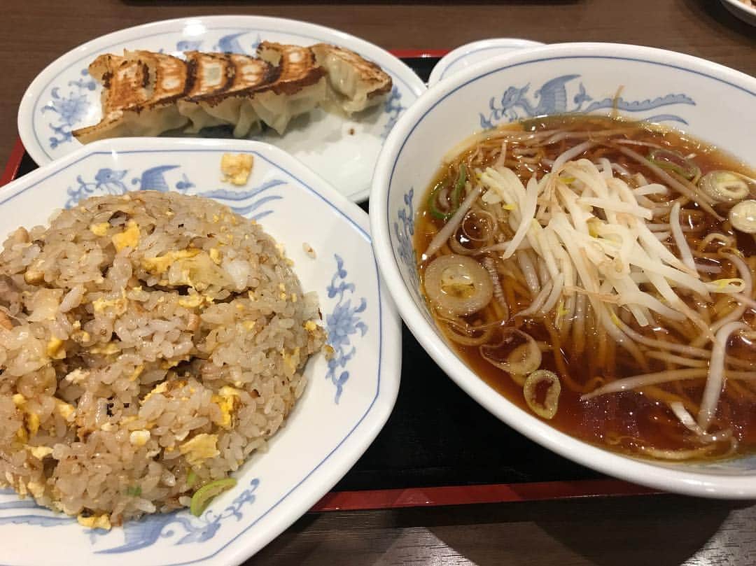 下野佐和子のインスタグラム：「大好きな“福しん”も食べれました🍜 東京遠征の時は、よく食べに行ってたなぁ。 #福しんラーメン #ラーメン #しょうが焼き定食 #おともラーメン #餃子 #お気に入り #食べ物ばっかり」