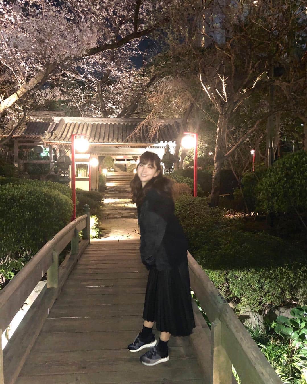 のインスタグラム：「こたつに入りながら皆でお花見🌸 生まれ年のドンペリ🥰 シャンパン得意ではないけど、このシャンパンはごくごくいってしまいました…笑 最高のお花見🥂 . #お花見 #桜 #高輪プリンスホテル #日本庭園 #ステーキ桂 #桜まつり #桟敷席 #夜桜 #ステーキ #ケーキ #グランドプリンスホテル」